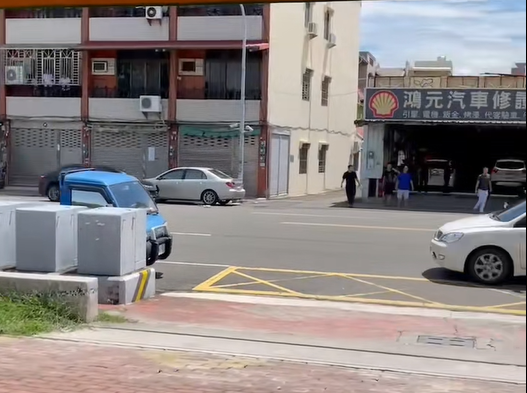 昨日上午嘉義市西區保安二路爆發「街頭球棒隊」暴力鬥毆。（翻攝自黑色豪門企業）