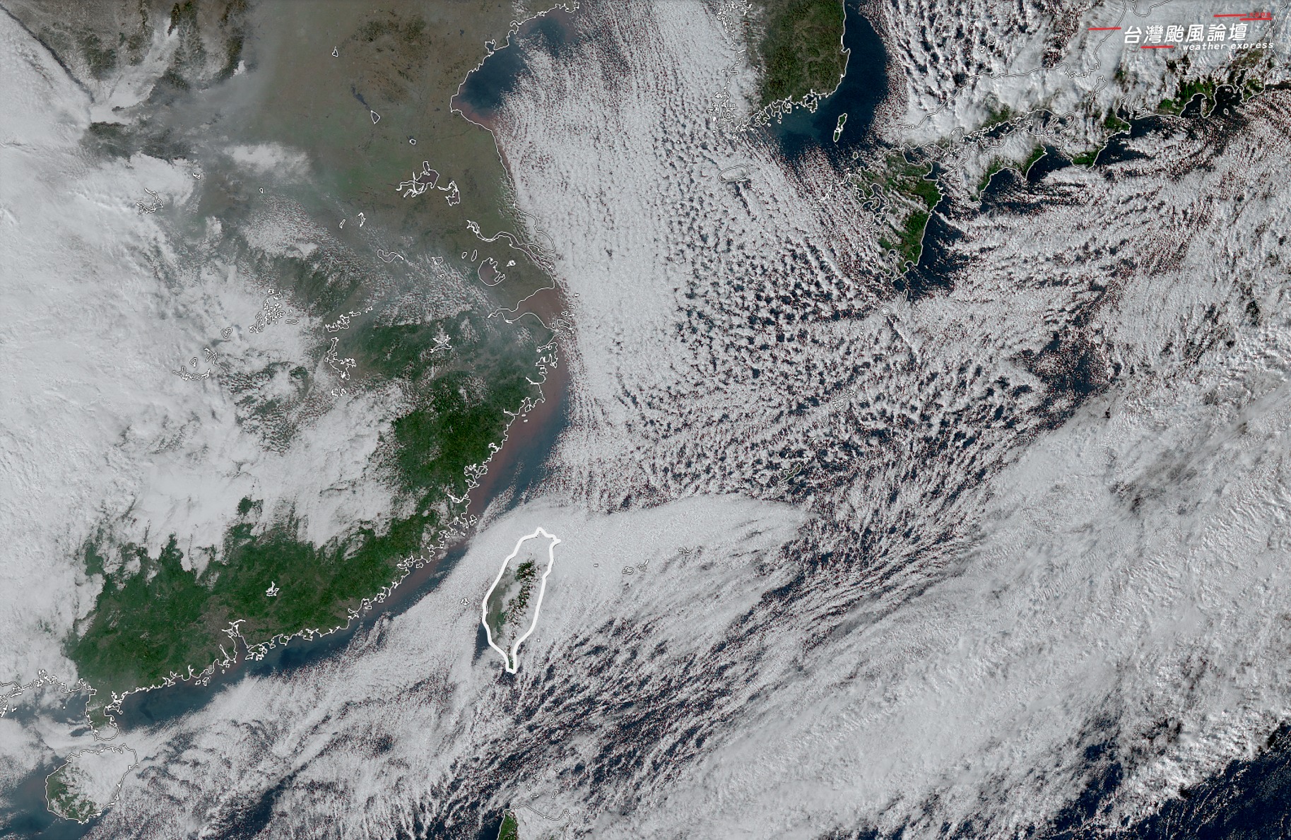 氣象粉專秀出一張雲圖，只見排出一層層雲街（冷平流雲系），光看就好冷。（翻攝自
「台灣颱風論壇｜天氣特急」粉專）