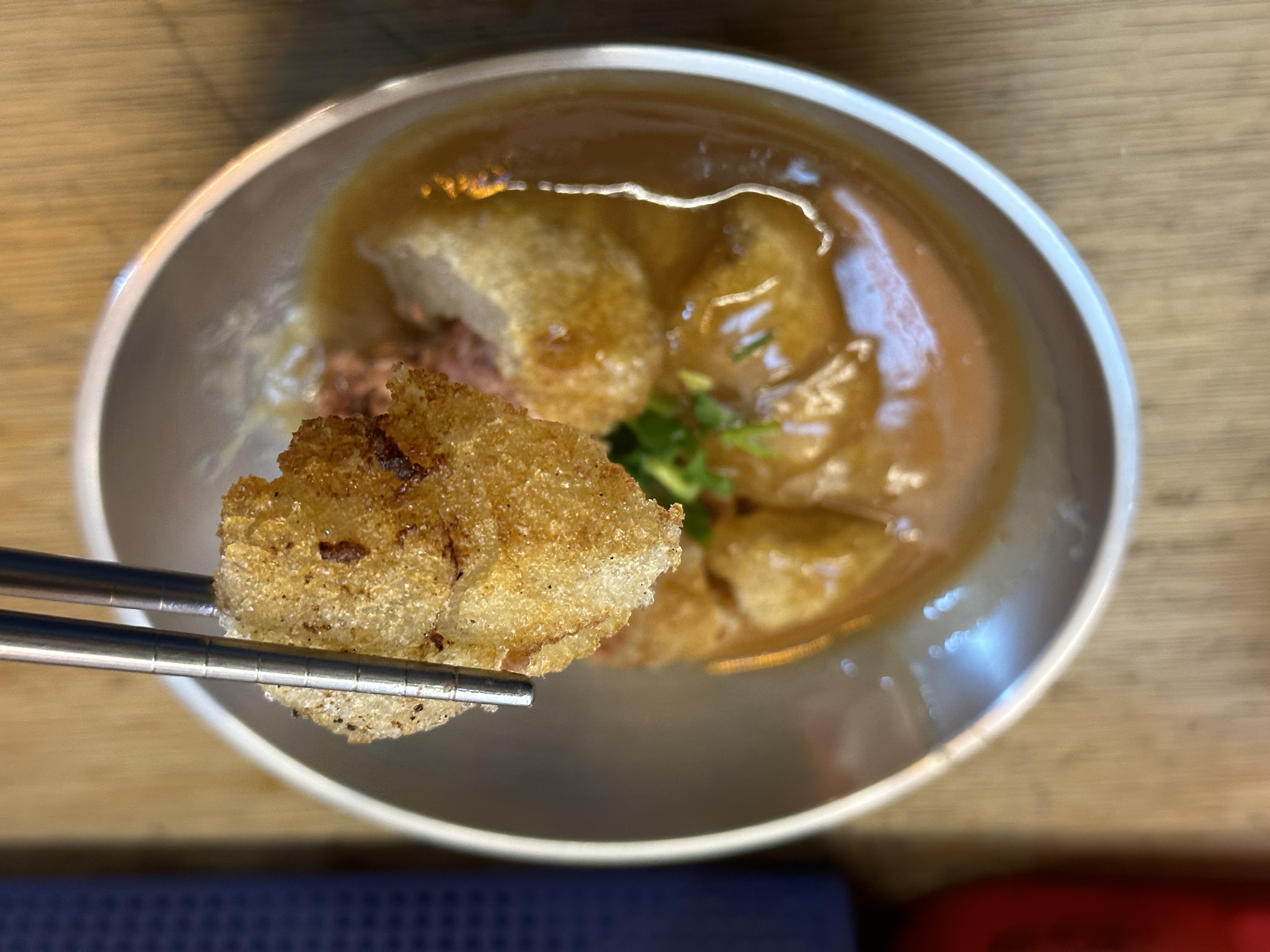 肉圓皮炸得酥Q不含油，嚼在嘴裡有口感變化。