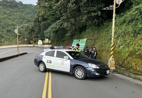 祖孫3人騎機車前往新北烘爐地拜拜後，回程下山失控自撞電線桿，造成3歲男童傷重不治。（翻攝畫面）