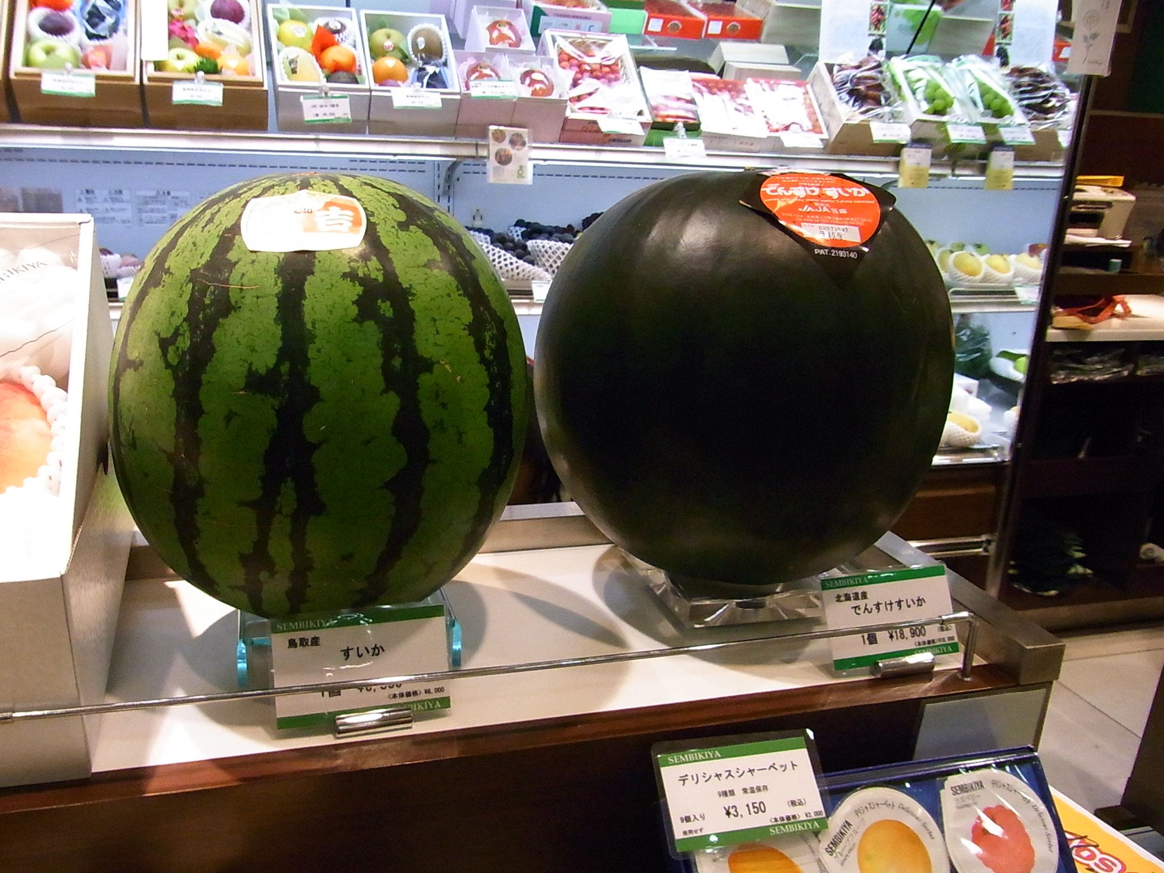 日本北海道產的田助西瓜(右)有著黑色果皮、紅色果肉,甜度高且口感清脆。(翻攝維基百科)