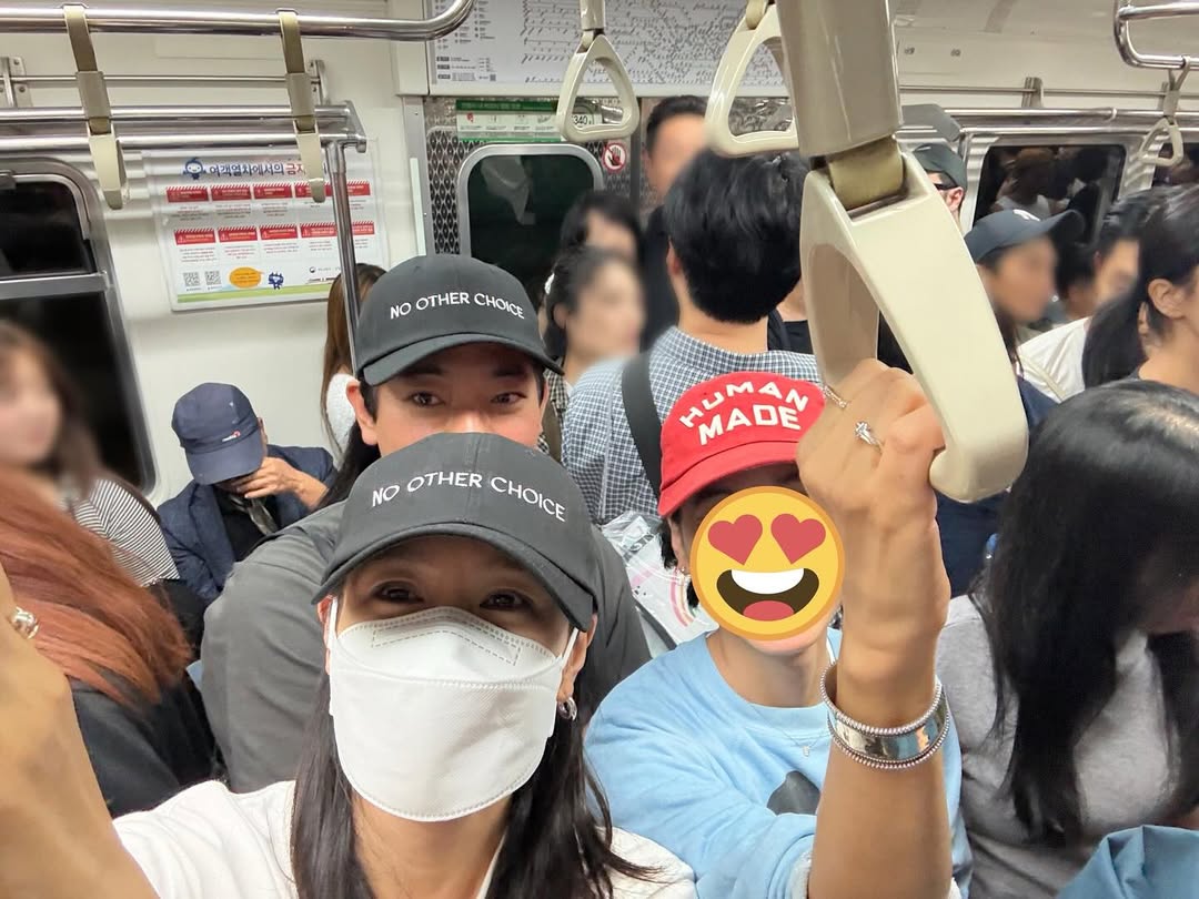 孫藝珍（前）戴鴨舌帽搭地鐵，混跡人群中。（翻攝 yejinhand IG）