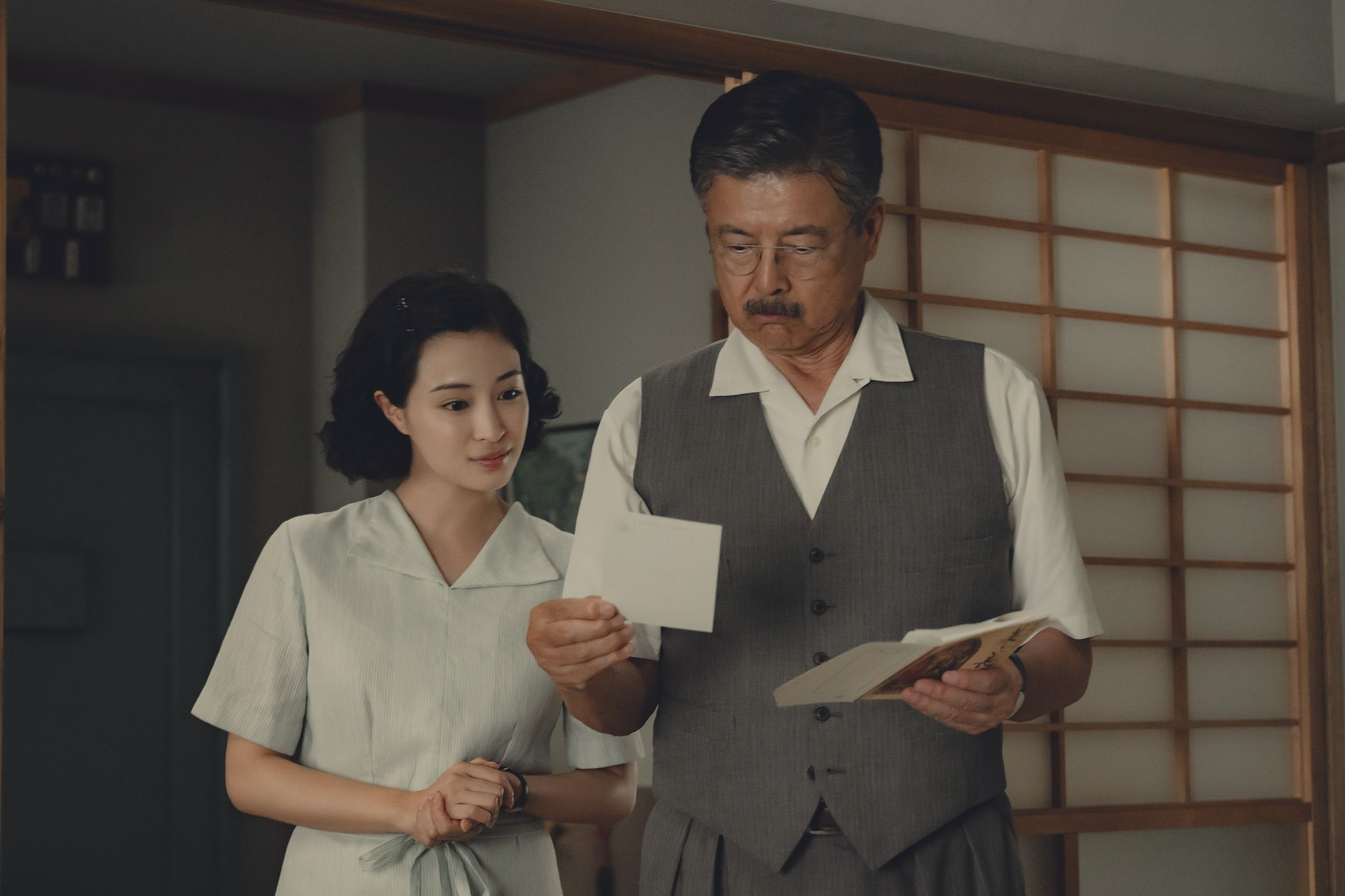 廣瀨鈴(左)、三浦友和(右)在片中飾演媳婦與公公。(東昊提供)