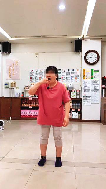 起乩女學員表演吃「空氣香蕉」，還說吃了之後可以改善消化系統。（讀者提供）