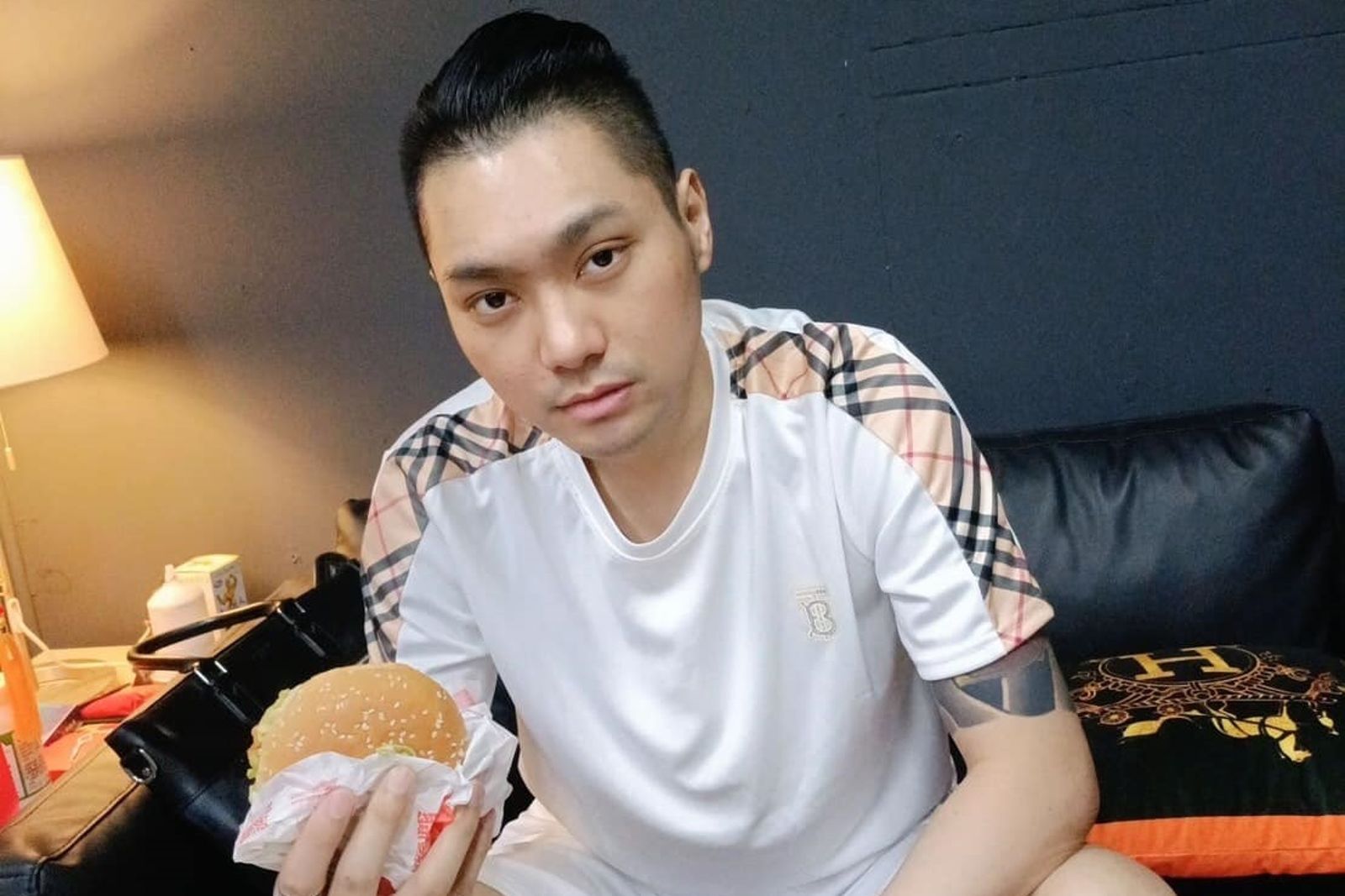 連千毅跟姊姊分享獄中生活,說自己最近在上空中大學。(翻攝自蘭庭精品臉書)