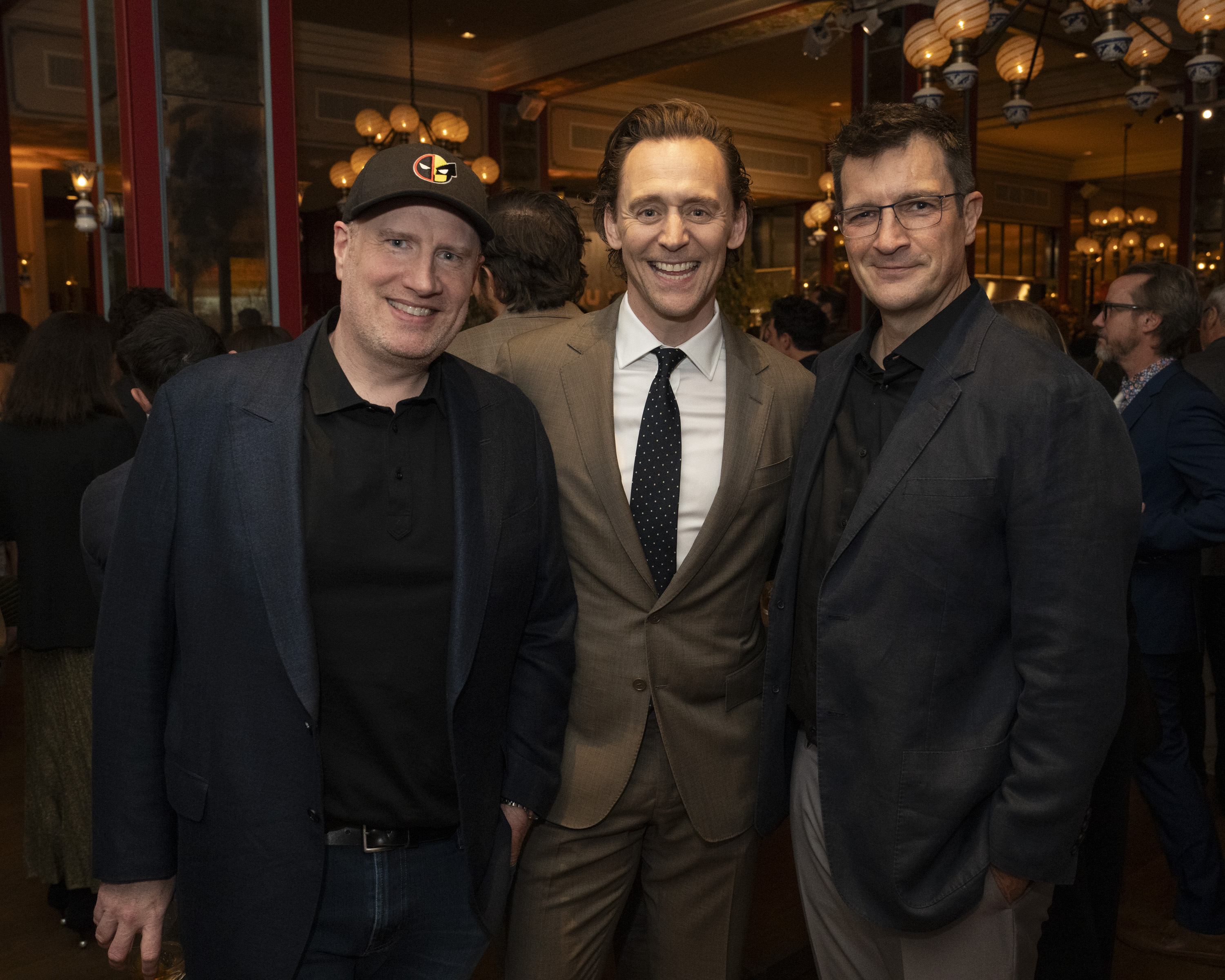 漫威總裁凱文費吉（左起）、湯姆希德斯頓、《菜鳥警探大叔》的奈森菲利安。（Disney+提供）