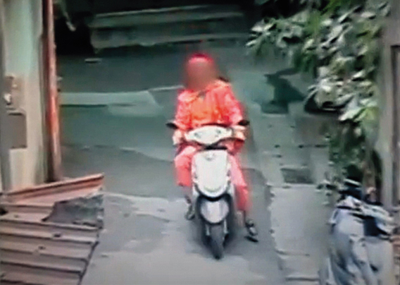 蔡婦騎車來到板橋巷弄內停放，接著走進一旁公寓，卻就此人間蒸發。（翻攝畫面）