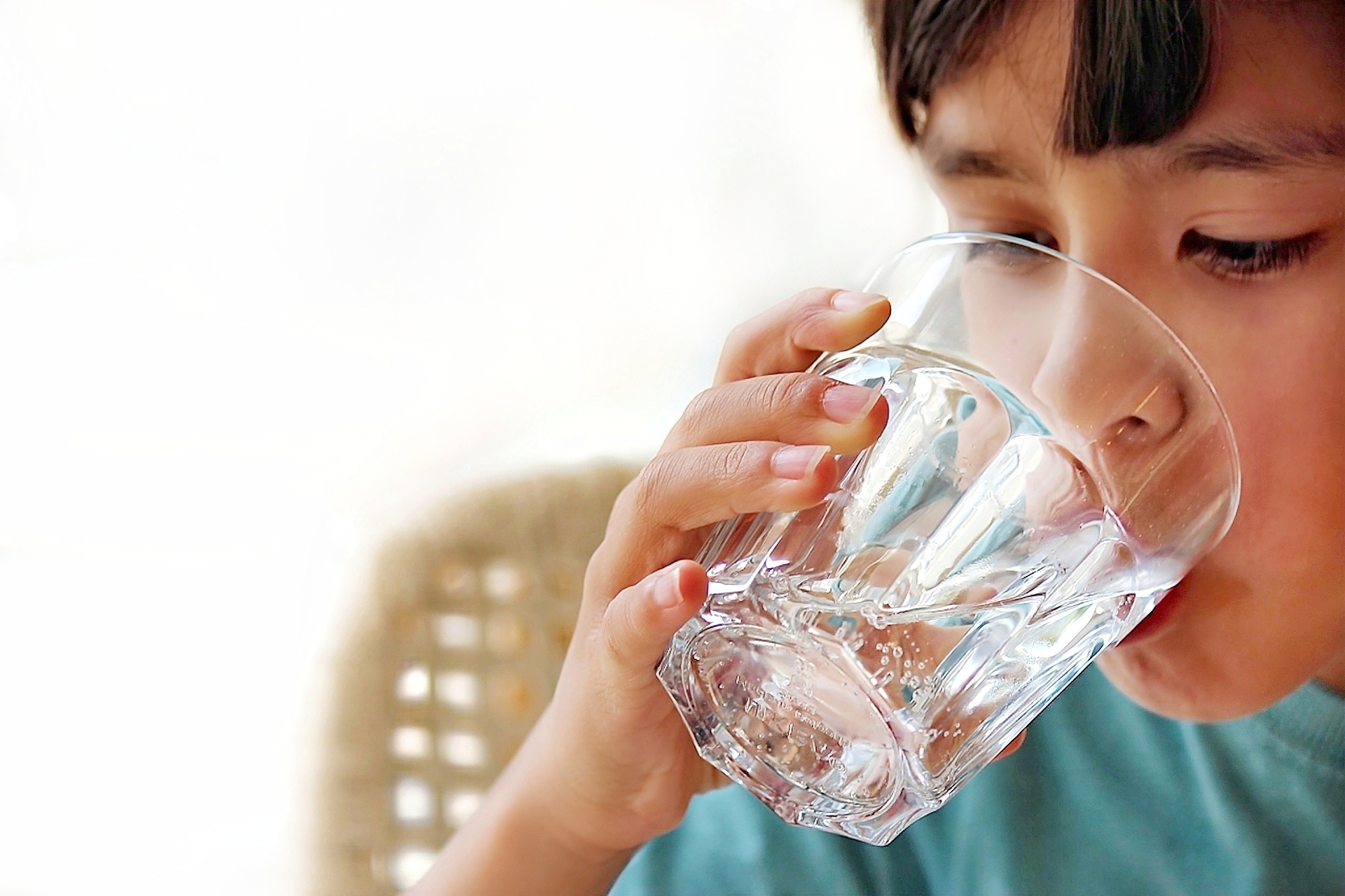 新北知名國小爆出期中考洩題、學生喝馬桶水等脫序事件。（示意圖，非當事人，photoAC）