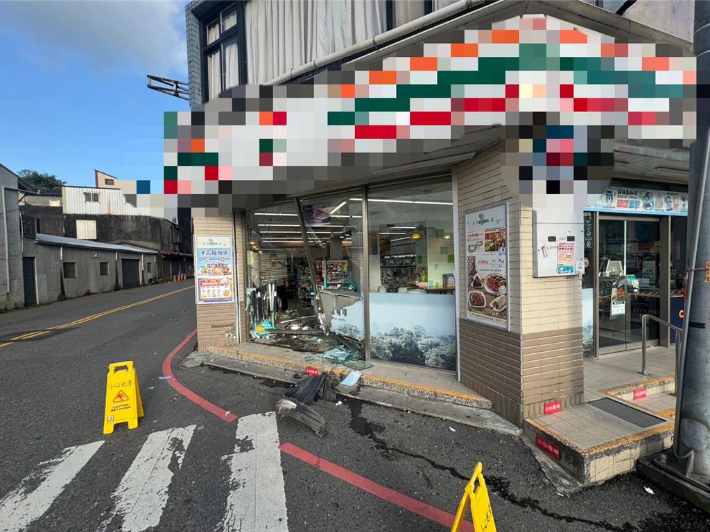 一輛自小客車清晨衝撞宜蘭五結一間超商，造成落地窗被撞碎，但駕駛肇事後逃逸，警方循線追查中。（翻攝畫面）