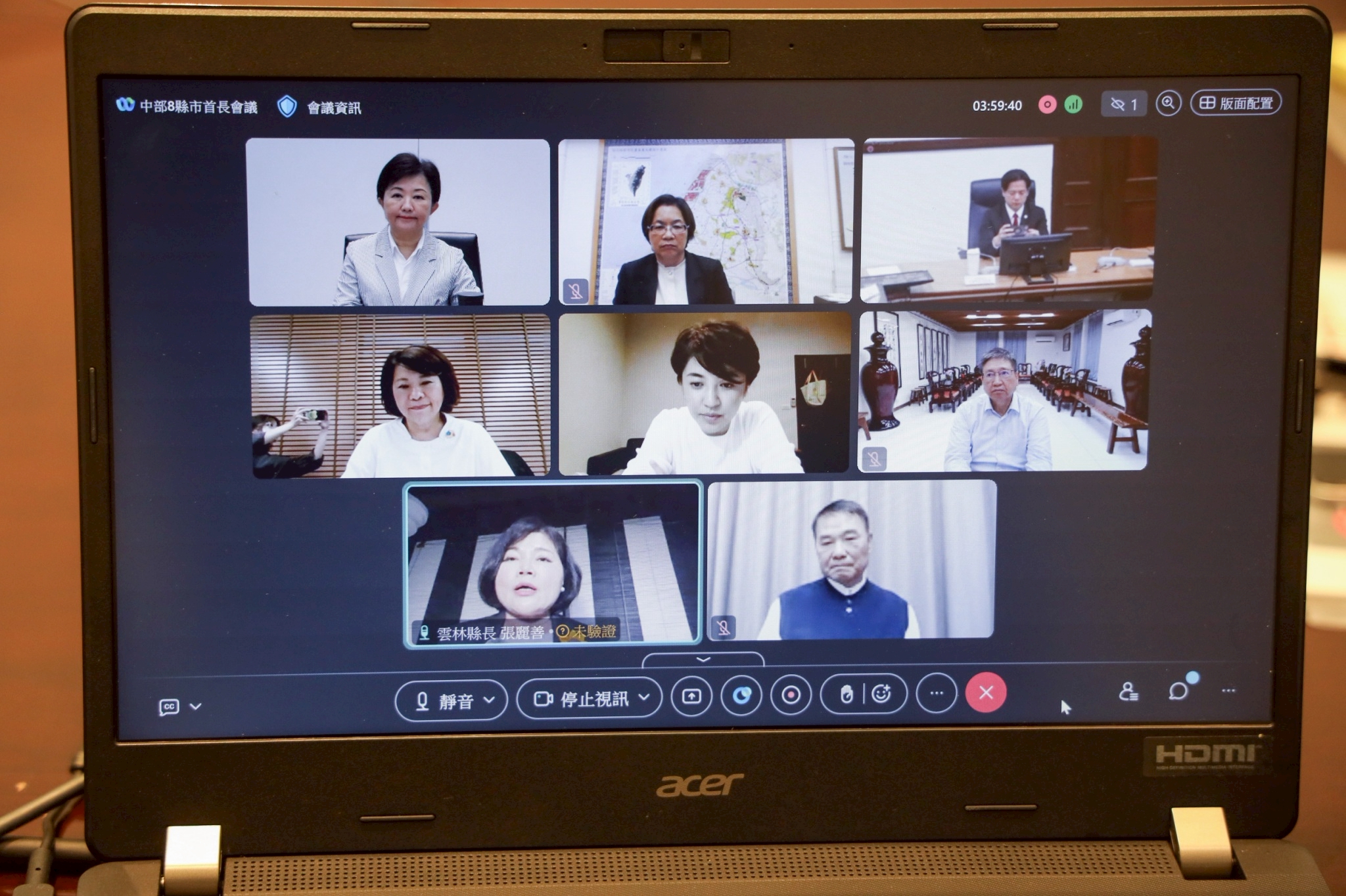 台中市長盧秀燕昨晚邀集7縣市首長一同召開線上會議共商對策，包括新竹縣長楊文科、新竹市代理市長邱臣遠、苗栗縣長鍾東錦、彰化縣長王惠美、南投縣長許淑華、雲林縣長張麗善及嘉義市長黃敏惠全員到齊。（台中市政府提供）