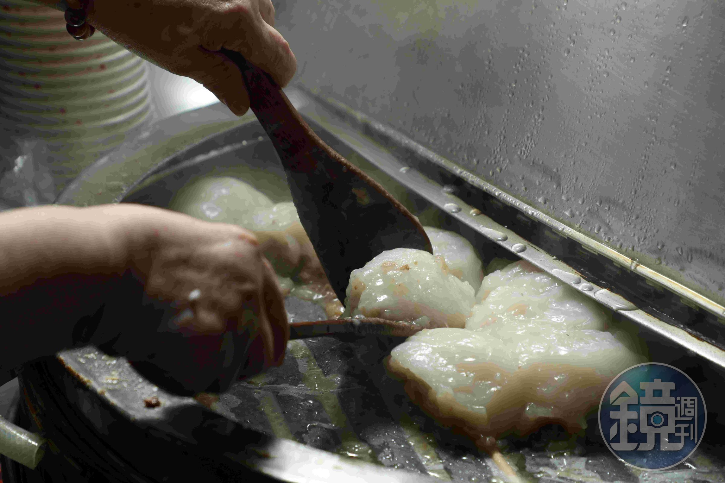 蒸好的肉圓在蒸鍋中保存，客人點餐再鏟到盤子上。