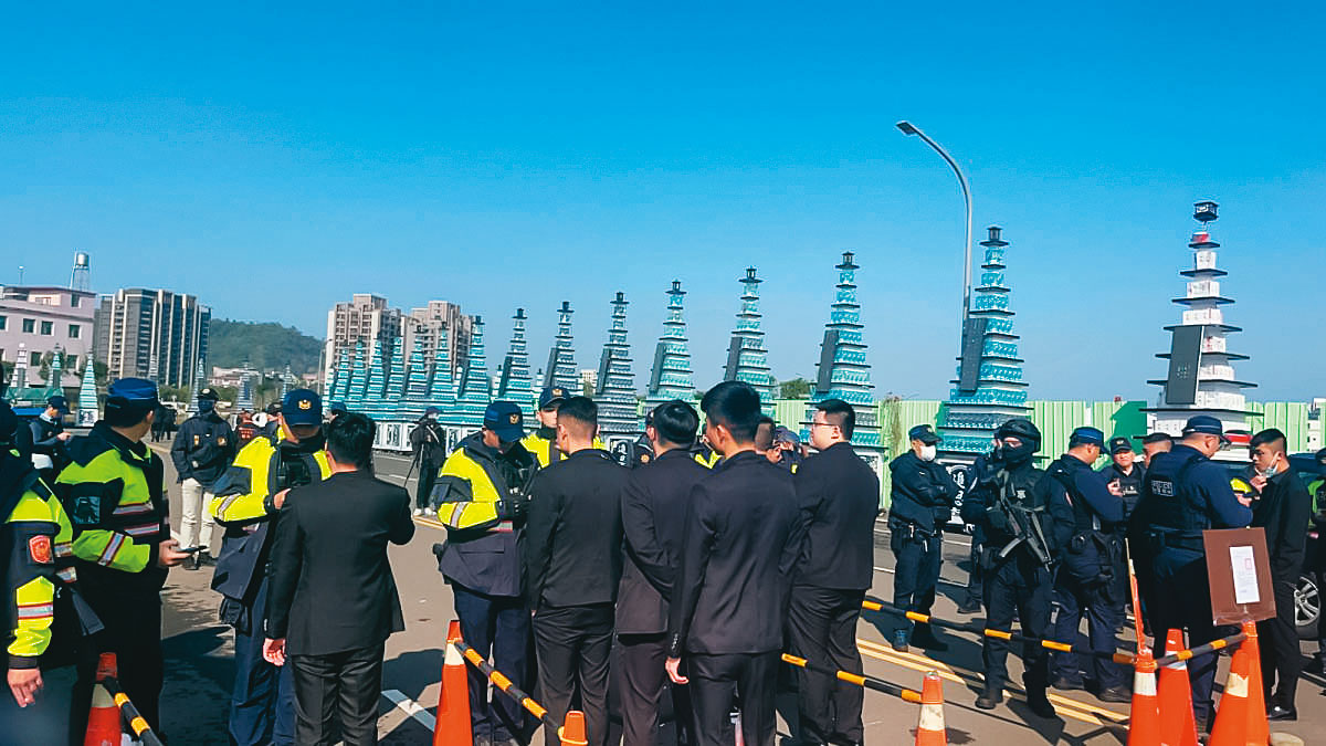劉憲治的告別式本月4日在竹東舉行，警方出動逾百名人力維持秩序。（讀者提供）