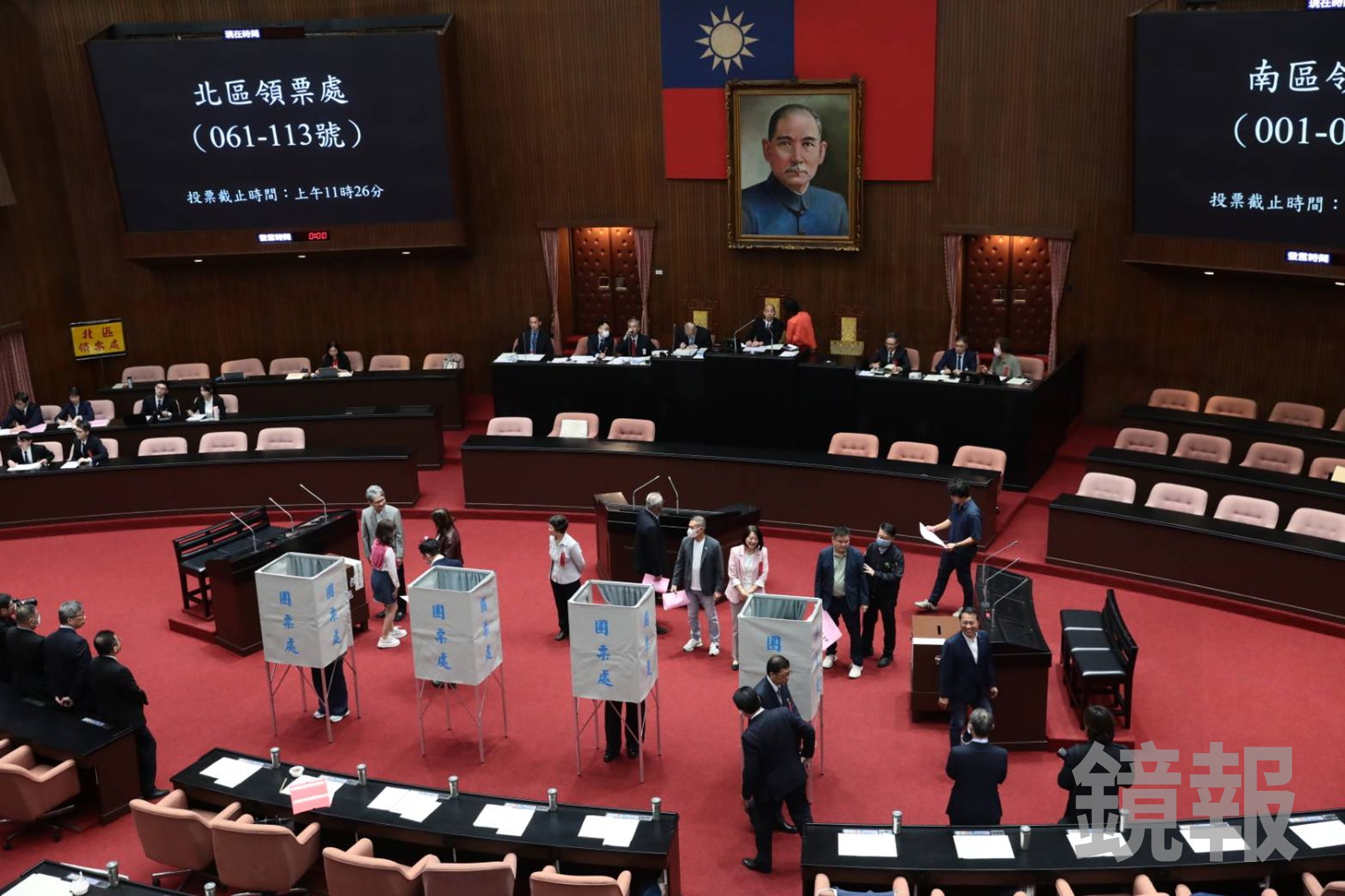 今立法院進行NCC人事同意權案記名投票，4名委員被提名人在藍白聯手下全數遭到封殺。（鏡報林煒凱）