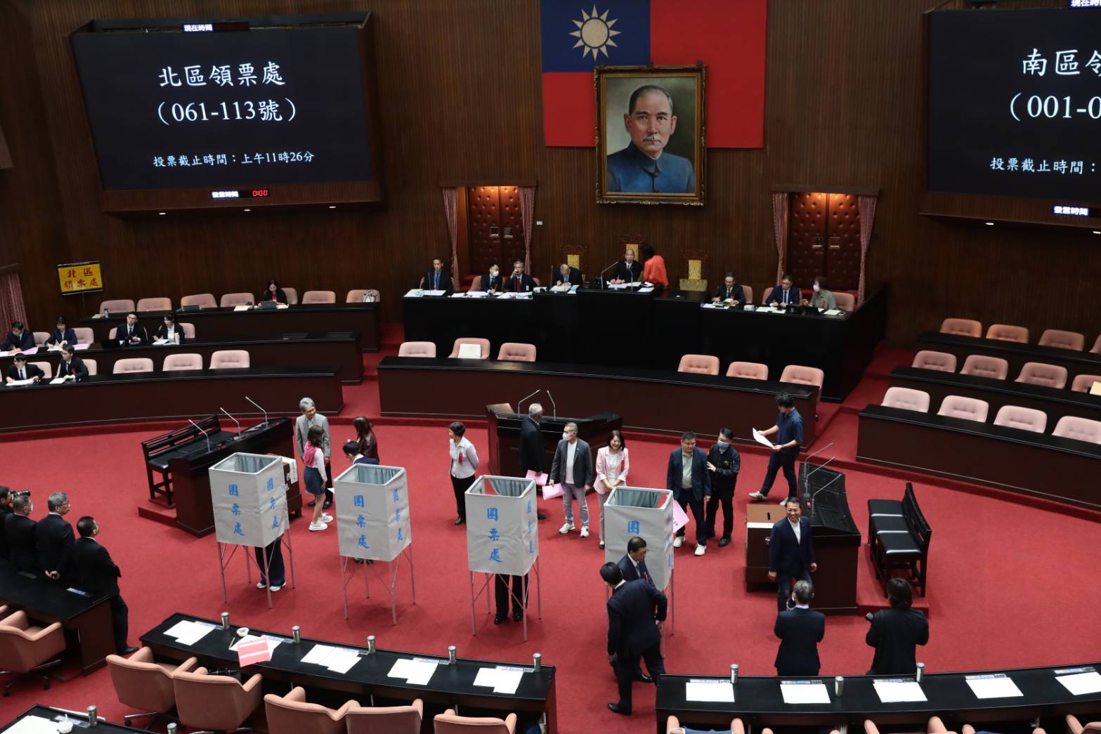 今立法院進行NCC人事同意權案記名投票，4名委員被提名人在藍白聯手下全數遭到封殺。（鏡報林煒凱）