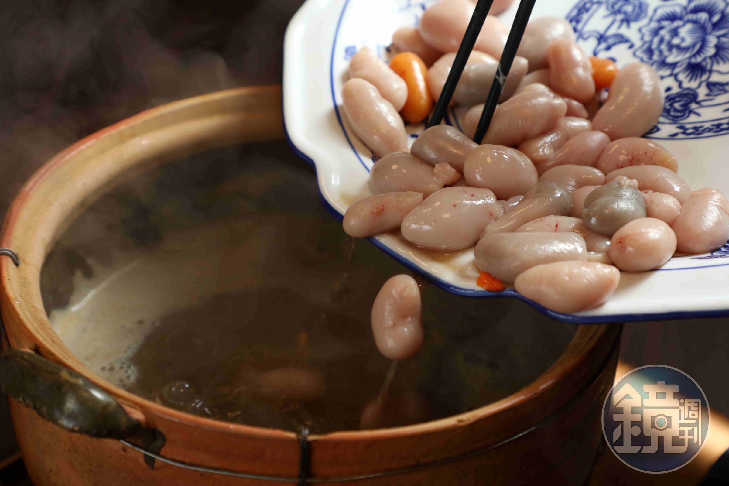 用麻油湯煮雞佛,味道很搭,加上紅蟳的鮮味更是一絕。