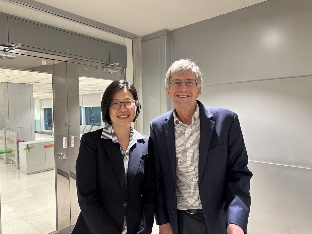 外交部北美司司長王良玉（左）代表外交部在機場歡迎美國前副國務卿史坦柏格（右）訪台。（外交部提供）