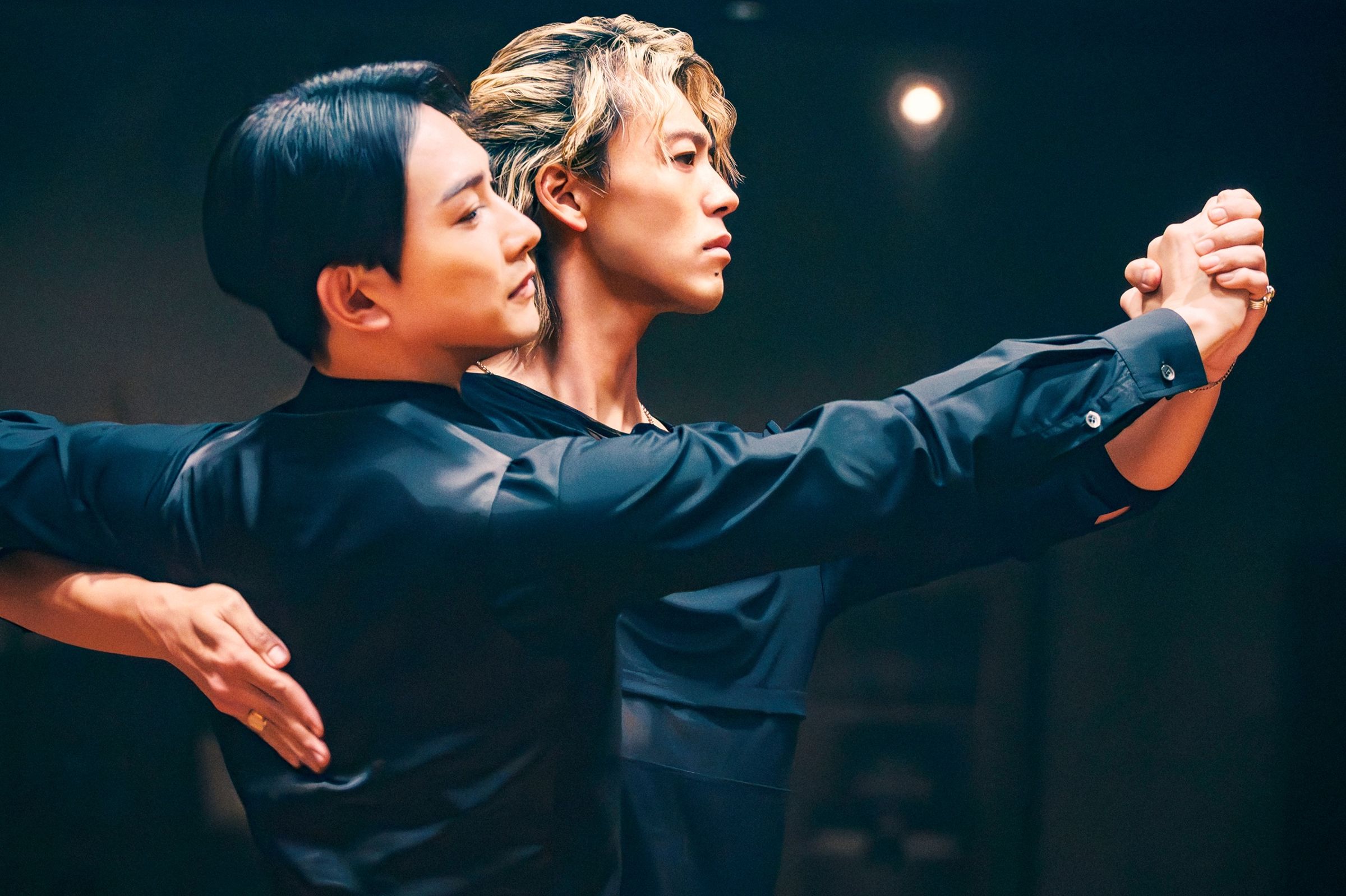 町田啟太(左)搭檔竹內涼真(右)演出《10 Dance》,在Netflix全球榜衝上第四名。(Netflix提供)