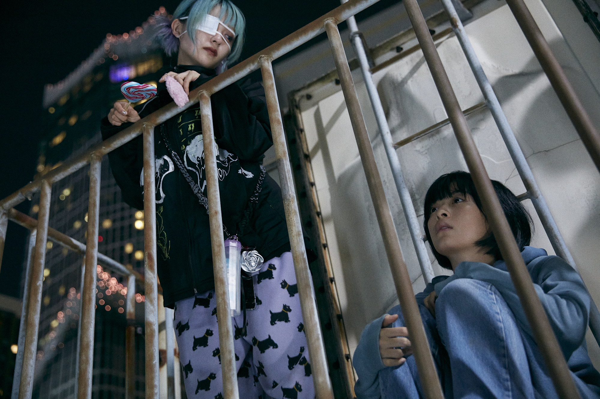 日本女星森七菜(右)在電影《炎上》化身有口吃困擾、離家後流連新宿街頭的少女。(光年映畫提供)