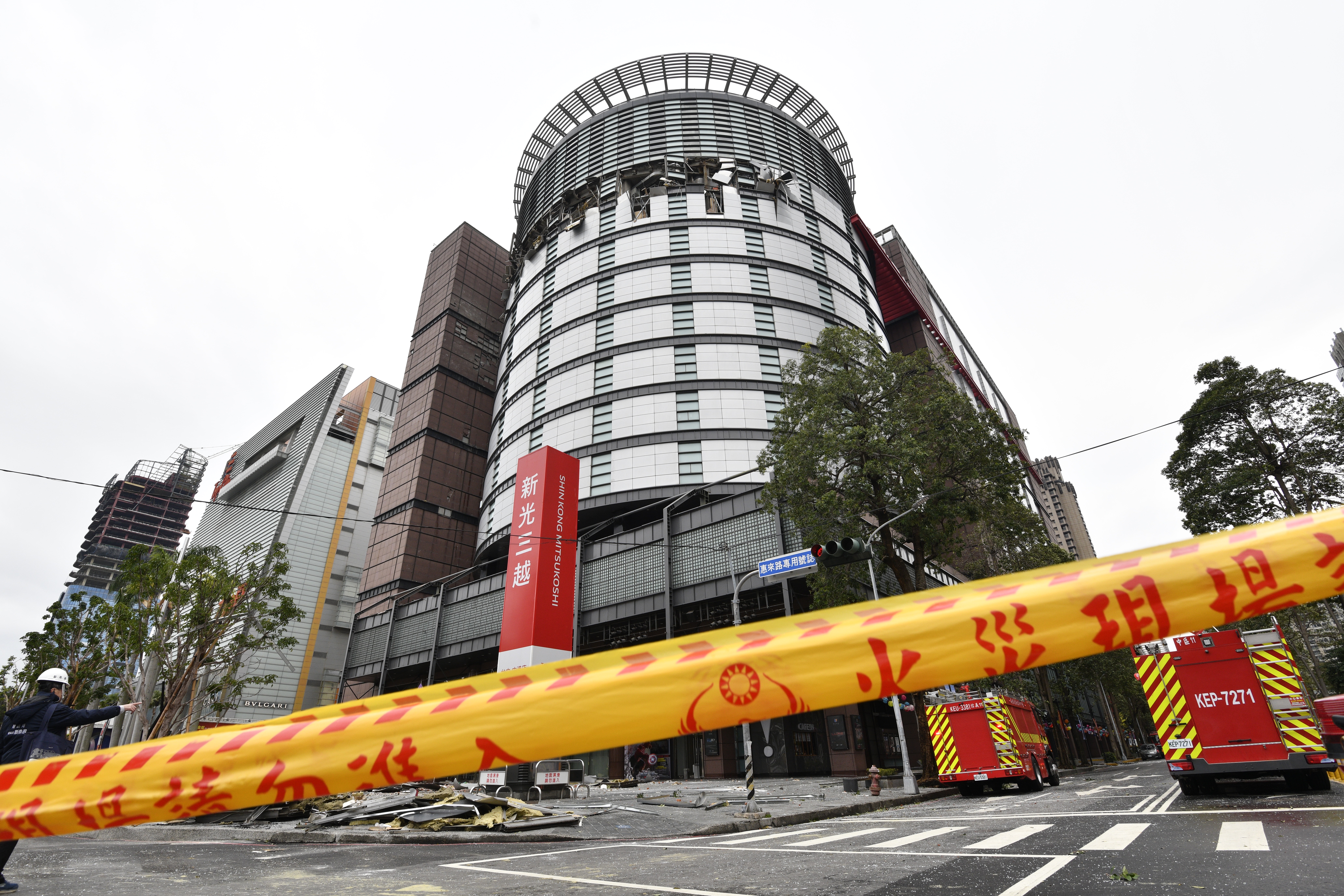 台中新光三越昨發生氣爆，中檢漏夜偵訊後請回現場16人，預計今中午再至現場勘驗。