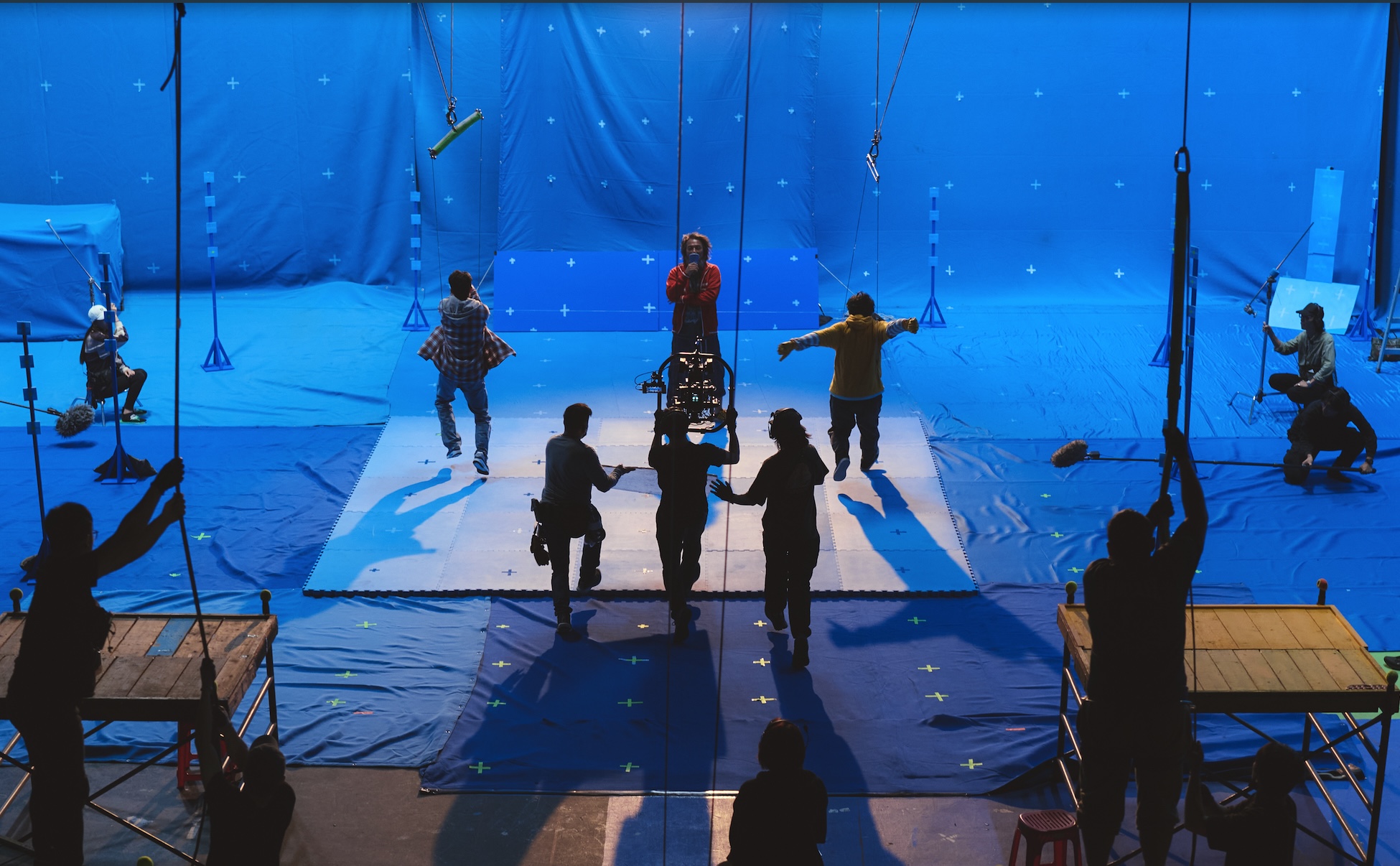 全片特效鏡頭多達1600顆，演員柯震東（後排中左起）、戴立忍與朱軒洋有不少在棚內吊鋼絲的動作戲。（麻吉砥加提供）