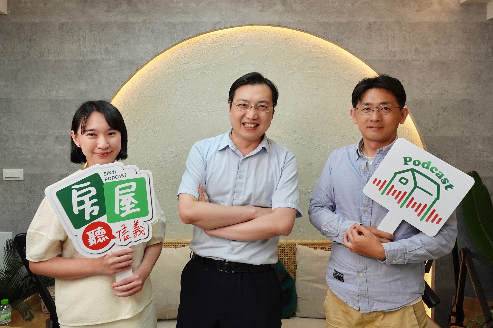 房市專家何世昌（中）上信義房屋節目談今年房市走勢。（信義房屋提供）