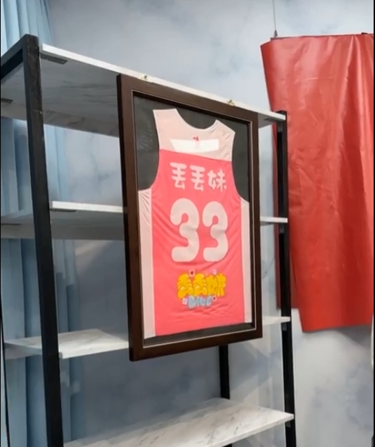 直播中高掛33號球衣,感謝李明珊曾經的付出。(翻攝自丟丟妹粉專)