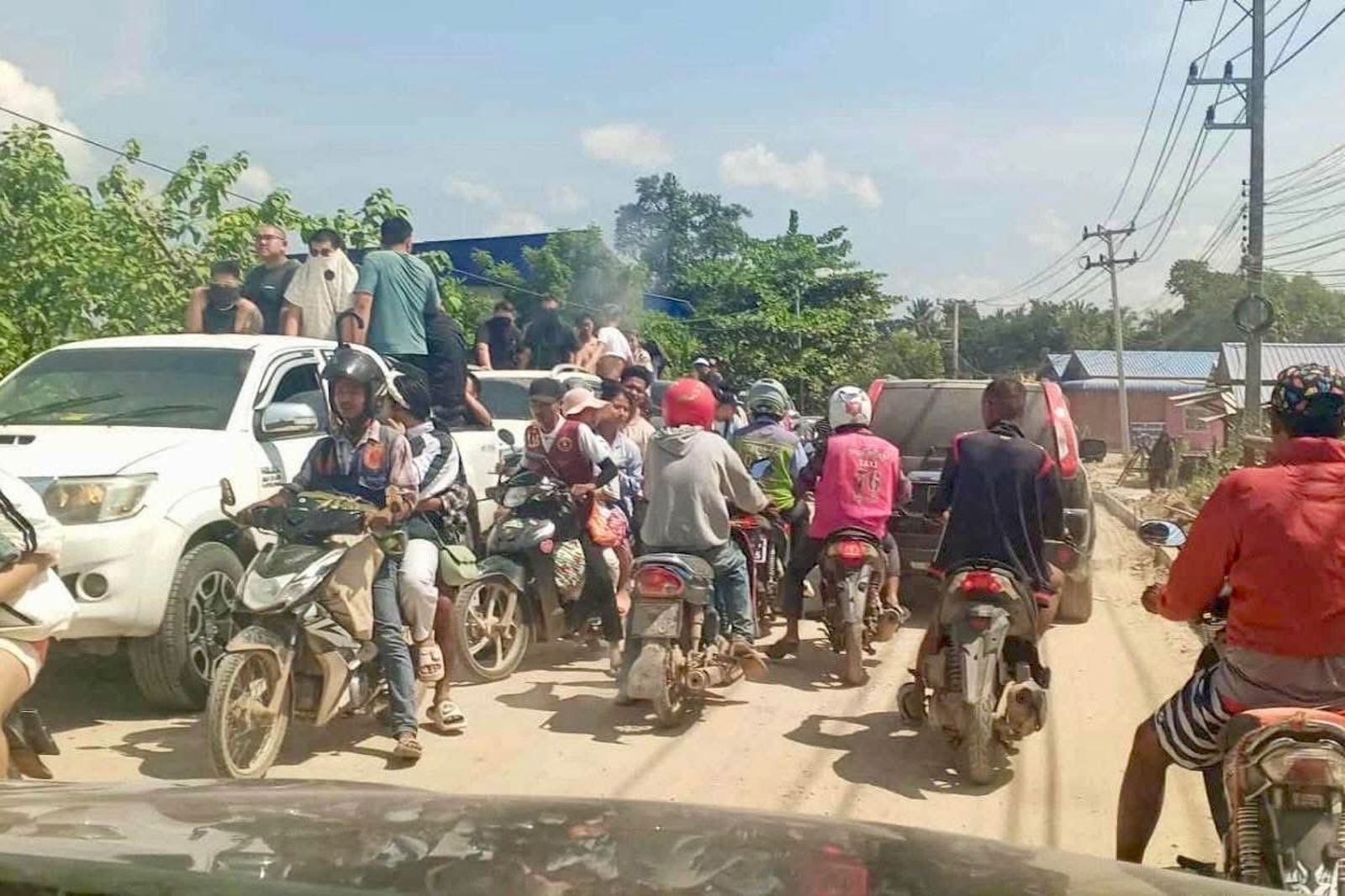 滿滿人群逃出KK園區。（翻攝X@NimrodAndrew）