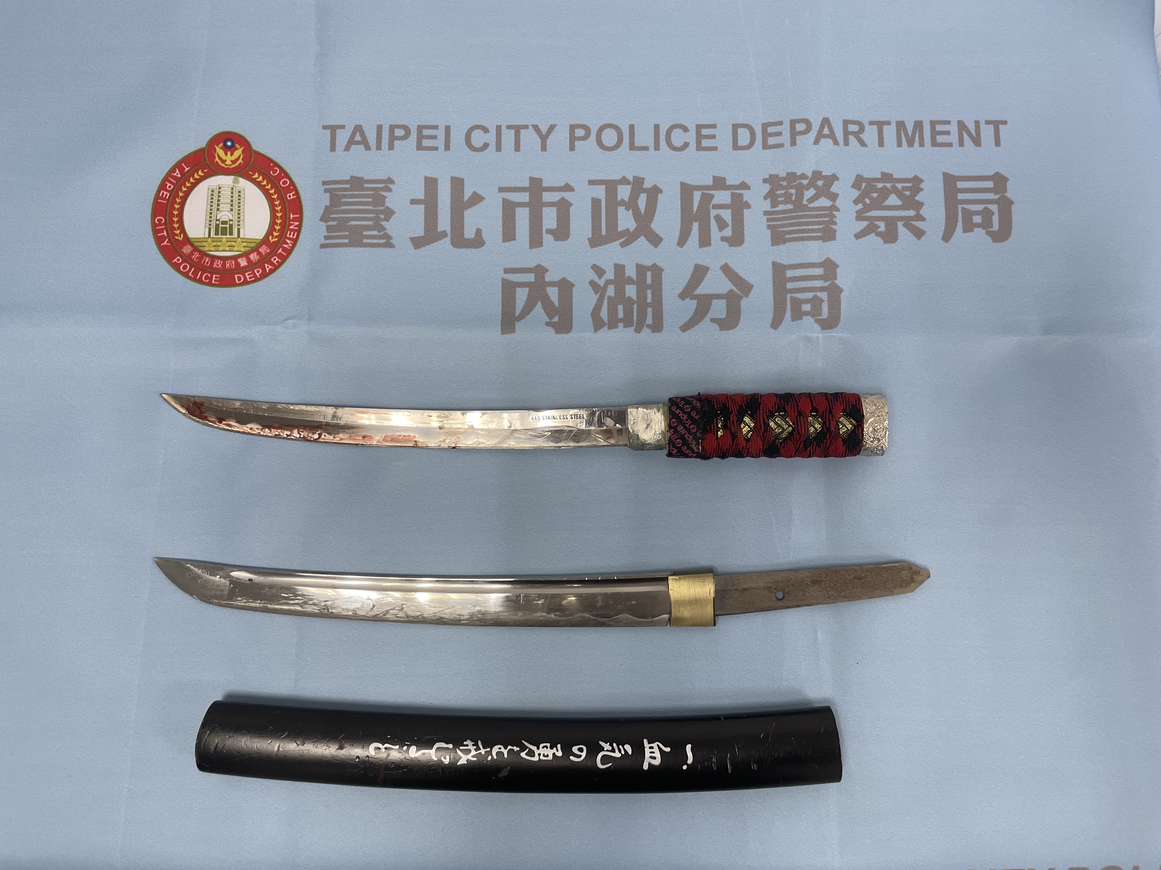 警方查扣李男犯案用的小武士刀。(翻攝畫面)