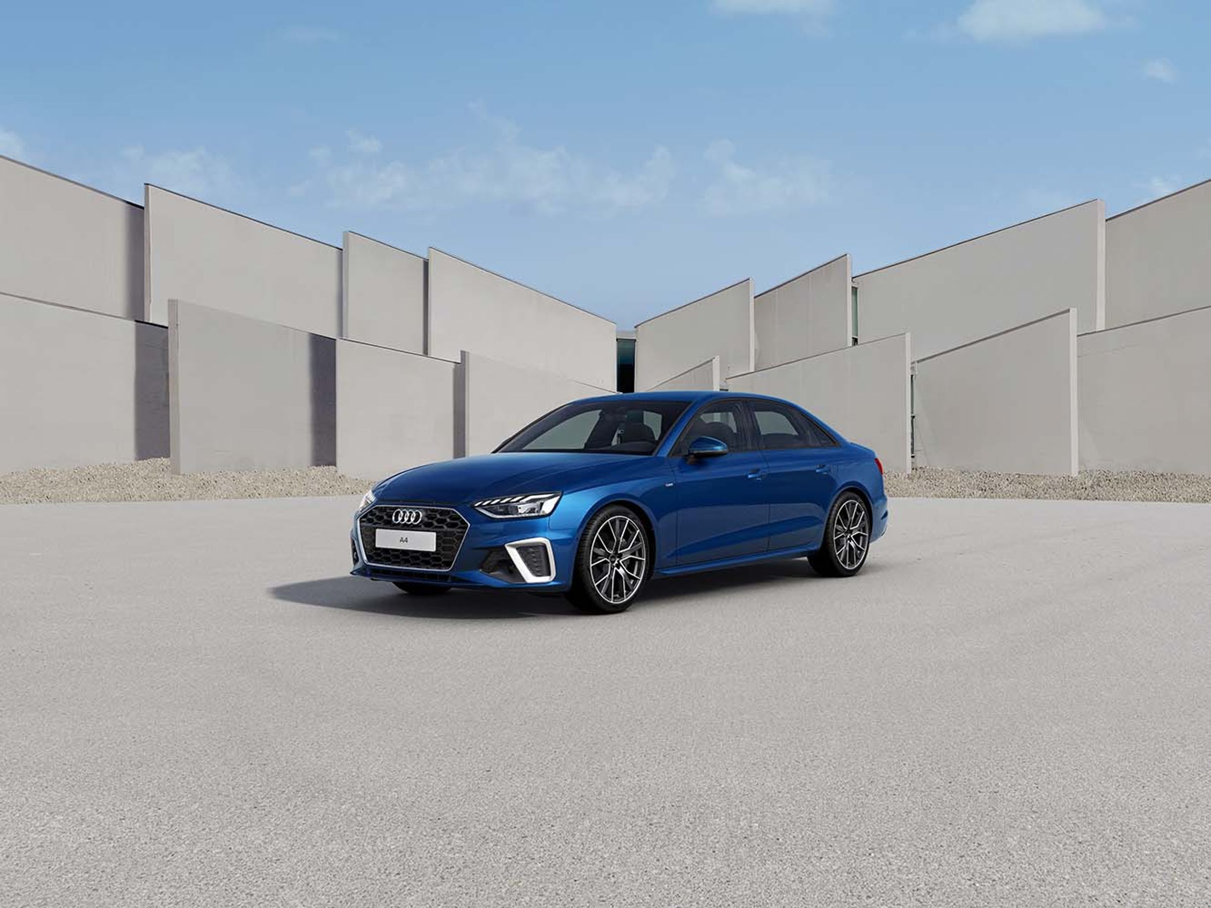 AUDI針對新年式的A4車系開出建議售價229萬起的價格。