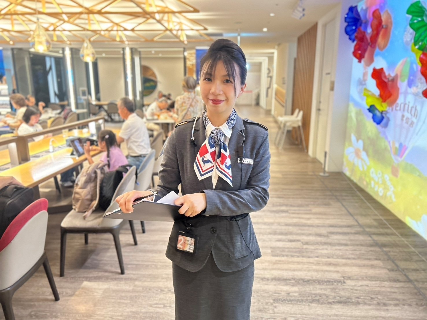 東方宇逸貴賓室主任苗淑娜在高度忙碌的營運現場，總能維持冷靜並妥善承接旅客需求，展現專業的服務精神。（東方宇逸貴賓室提供）