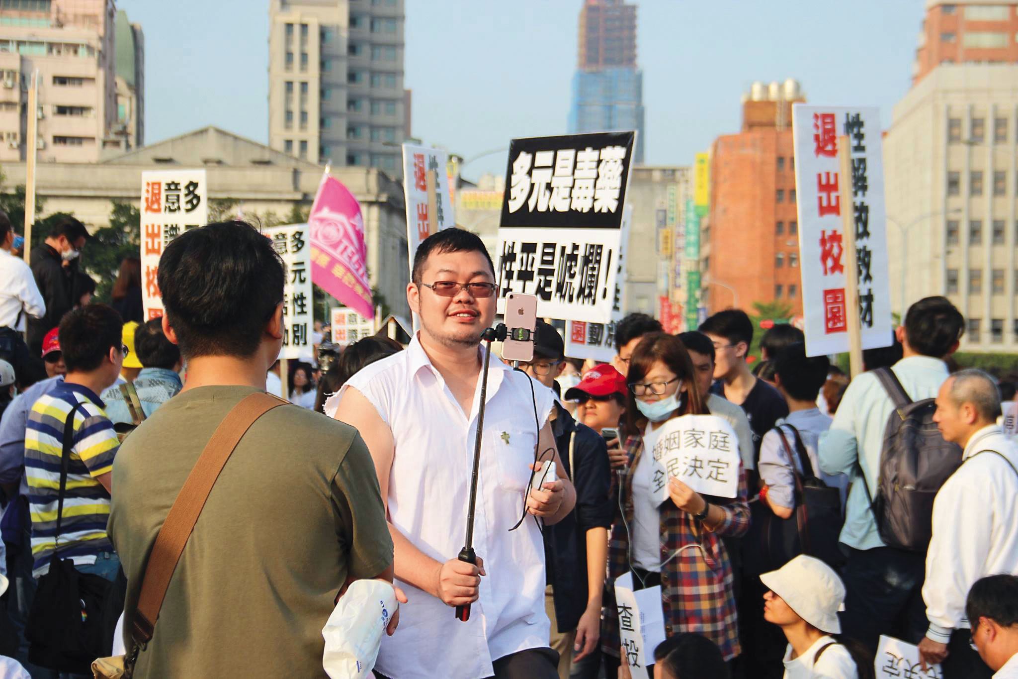2016年，四叉貓混跡反同婚遊行做側錄。（四叉貓提供）