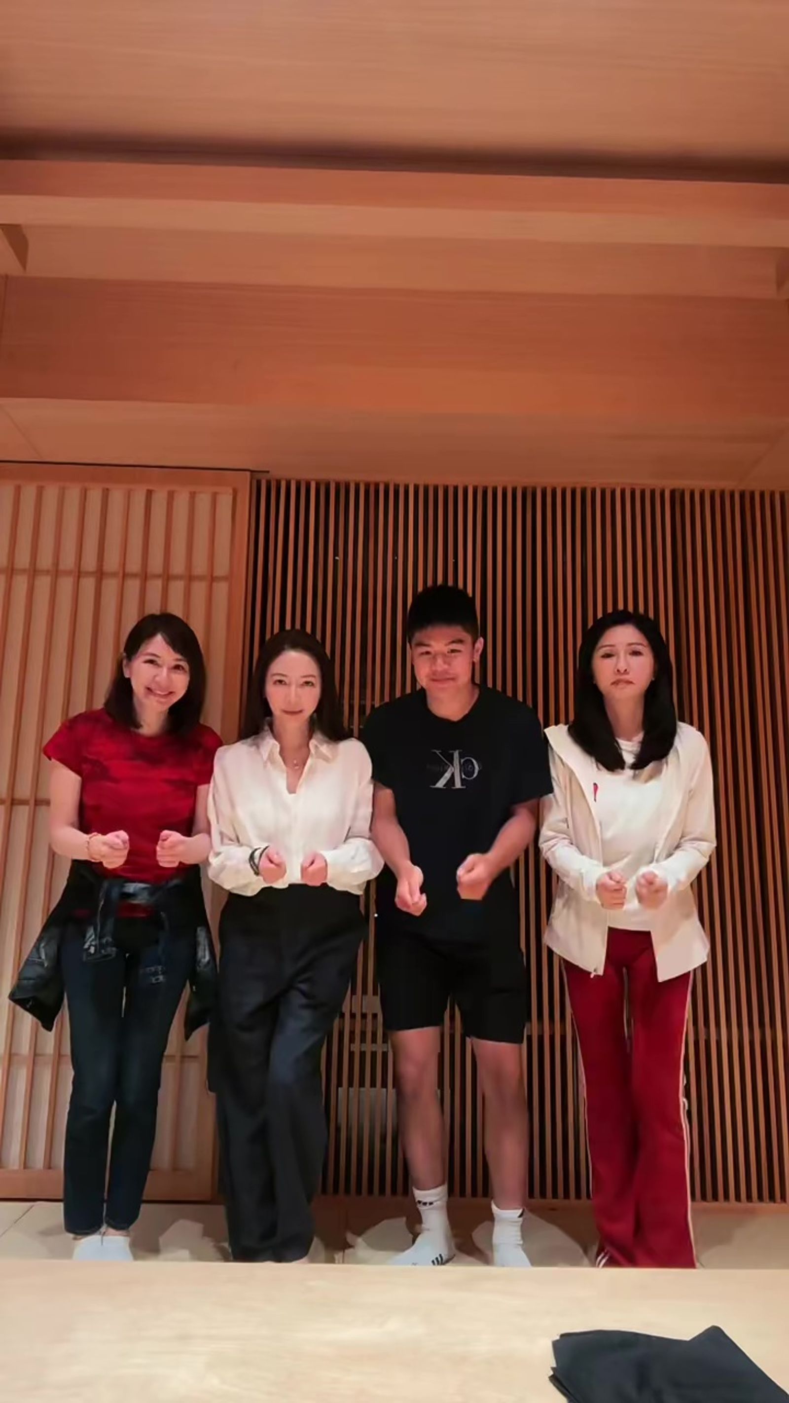 蔡依珊（左起）、蔡依倫、連定捷錄影片跳舞。（翻攝蔡依珊小紅書）