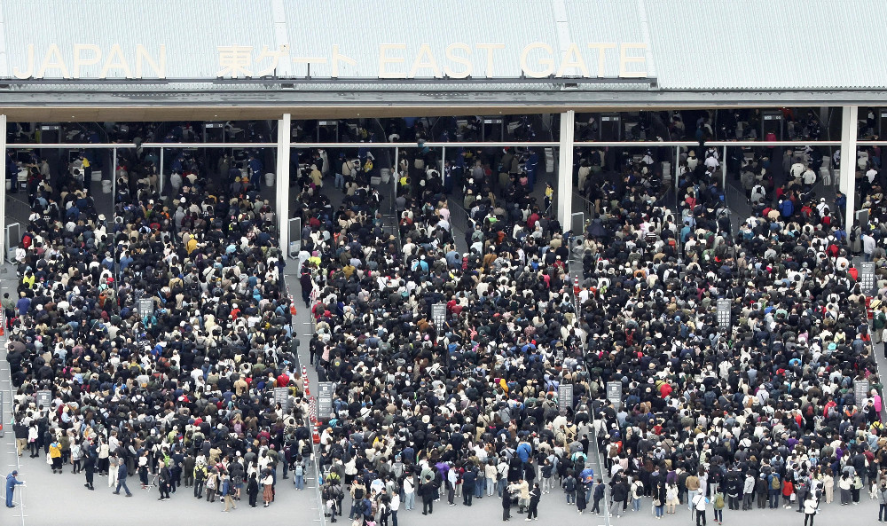 大阪關西萬博開幕吸引大批人潮。（翻攝X@livedoornews）