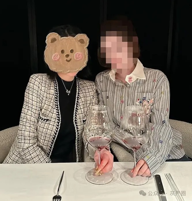 楊蘭蘭幾乎不出席課程,平時只與華人圈往來、英文能力有限。雖然她經常分享奢華餐飲與購物照,但都刻意遮掩臉部,顯得相當低調。(翻攝自中國報)