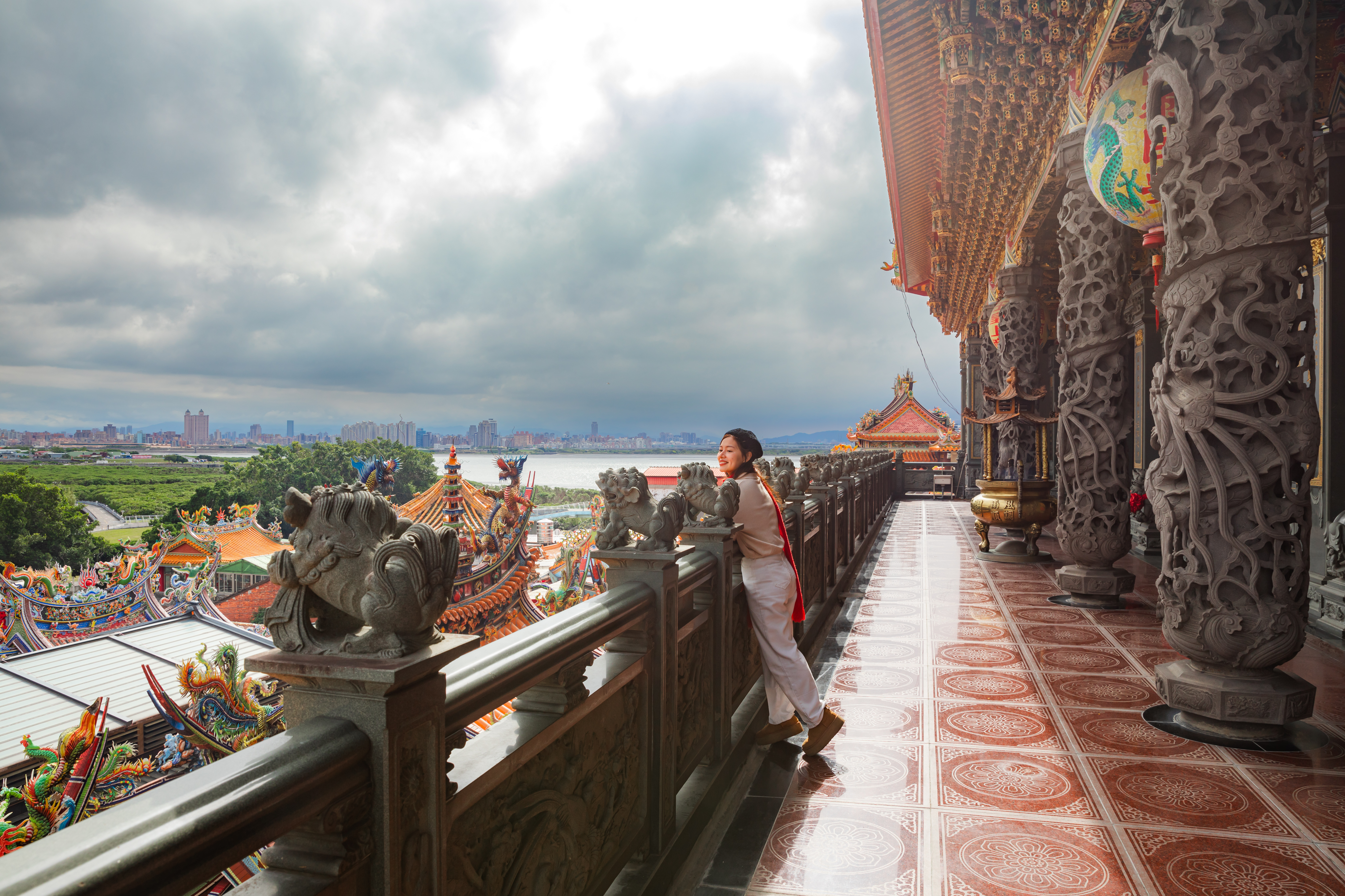 「關渡宮」位處大屯山脈的象鼻穴上，來到二樓能遠眺淡水河與觀音山。