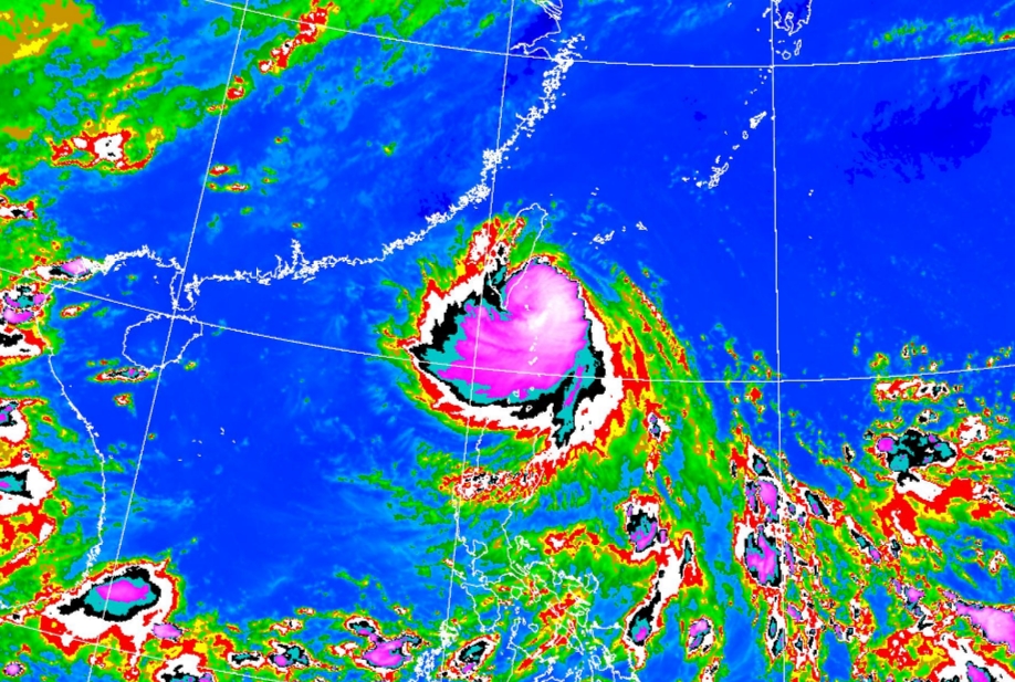氣象署針對中颱楊柳發布海上、陸上颱風警報，目前它正朝台灣逼近。（中央氣象署提供）