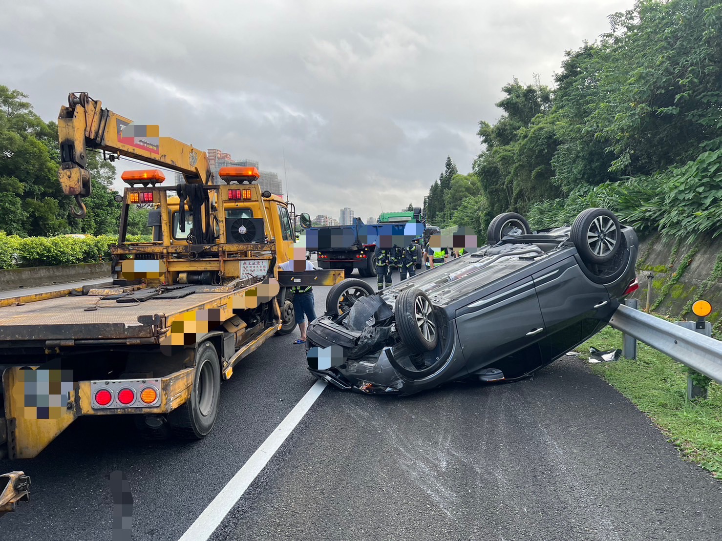 挨撞轎車駕駛及車上2名乘客受傷，幸送醫後無大礙。（翻攝畫面）