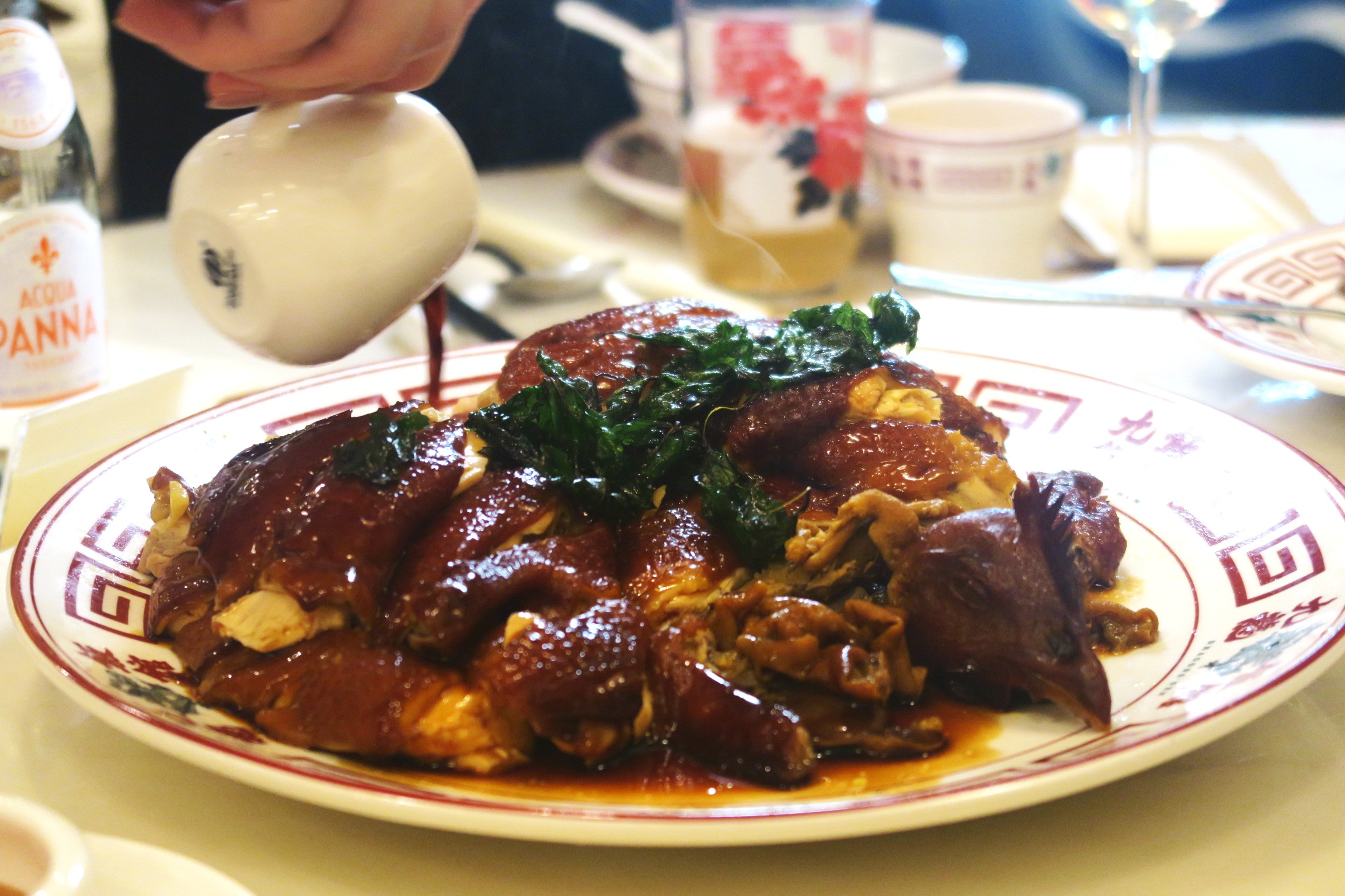 「龍井茶燻雞」渲染清新茶香，擺上酥炸的茶葉，口感很高級。（港幣408元／份，需預訂）