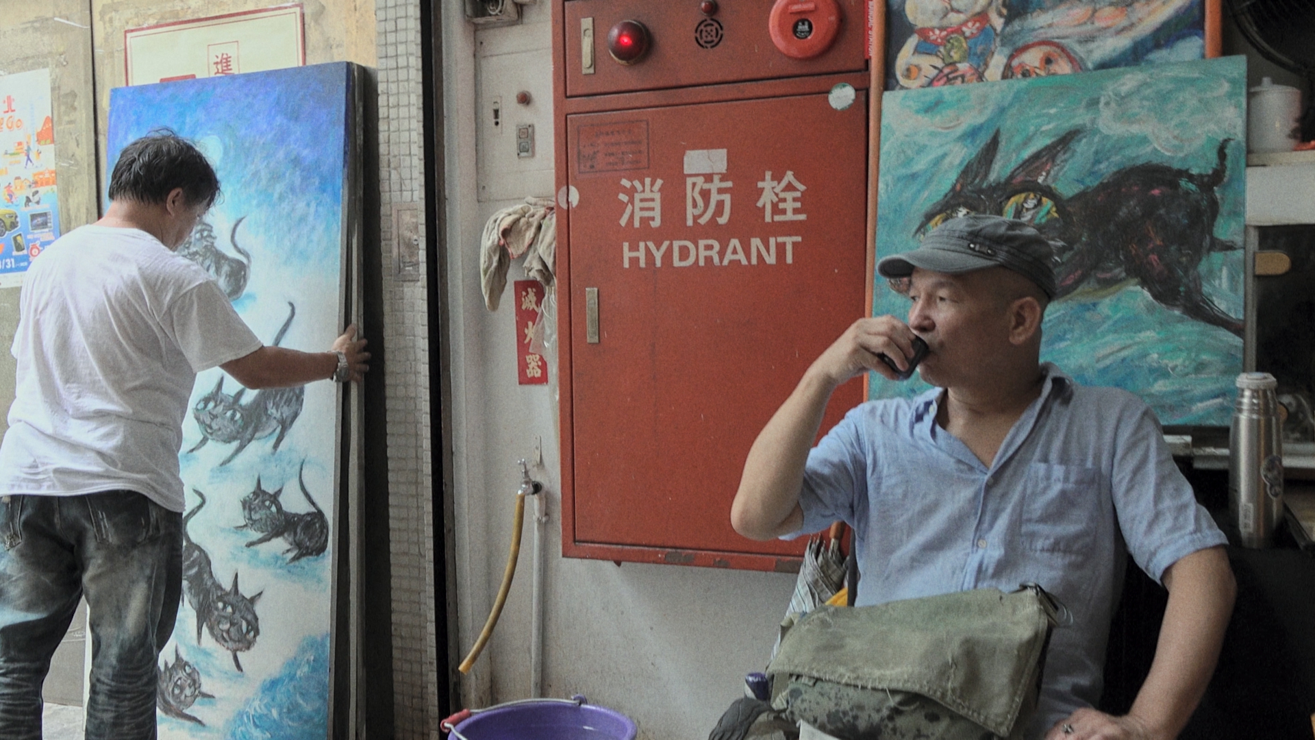 《新寶島曼波》中詩人楊澤（右）平時常泡在昭和町文物市集，與三五好友閑坐、喝茶。（目宿媒體提供）