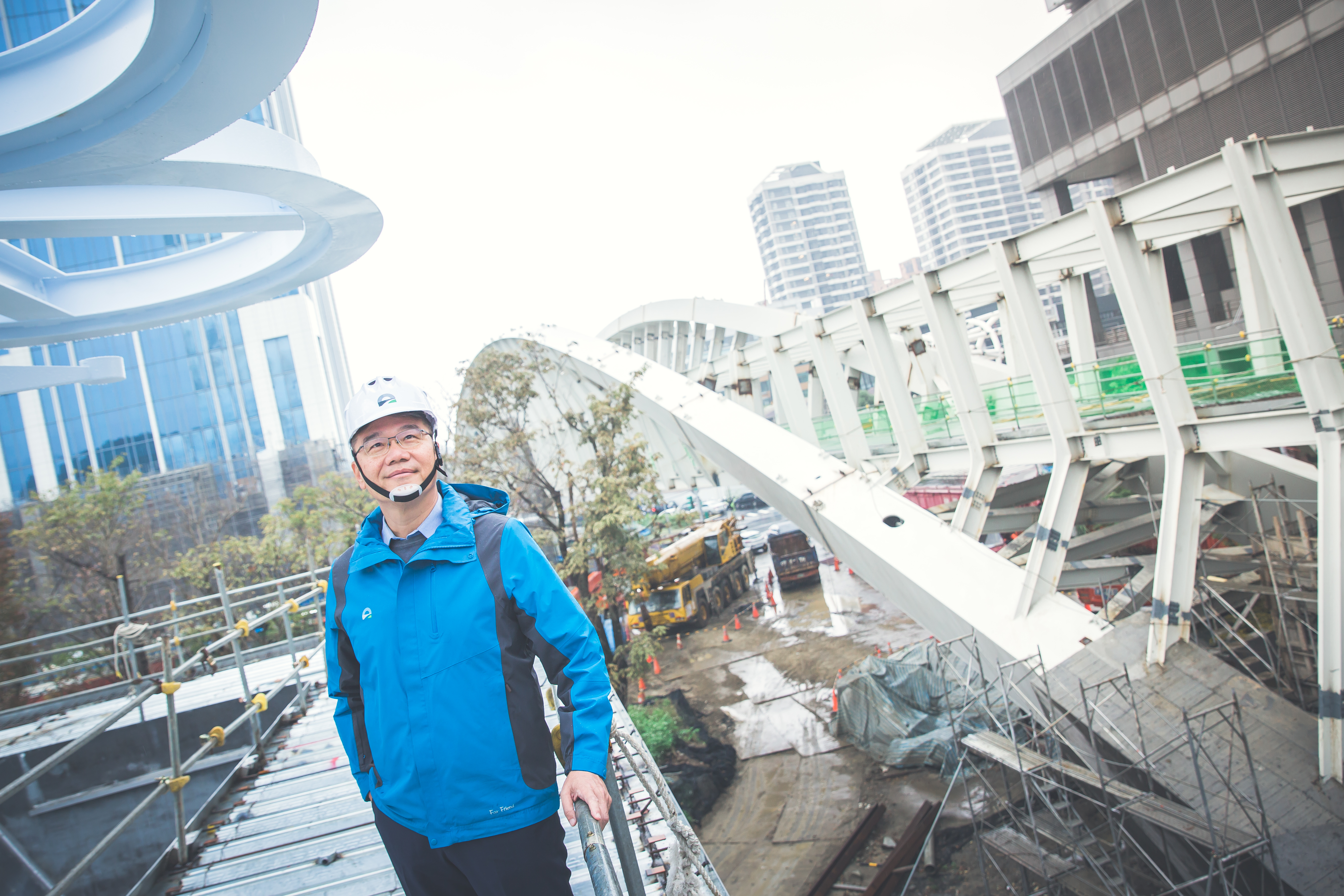 張立雍在2004年接棒安倉總經理，一上任就背負了2億元的工程債，他僅花了16個月就讓公司轉危為安。