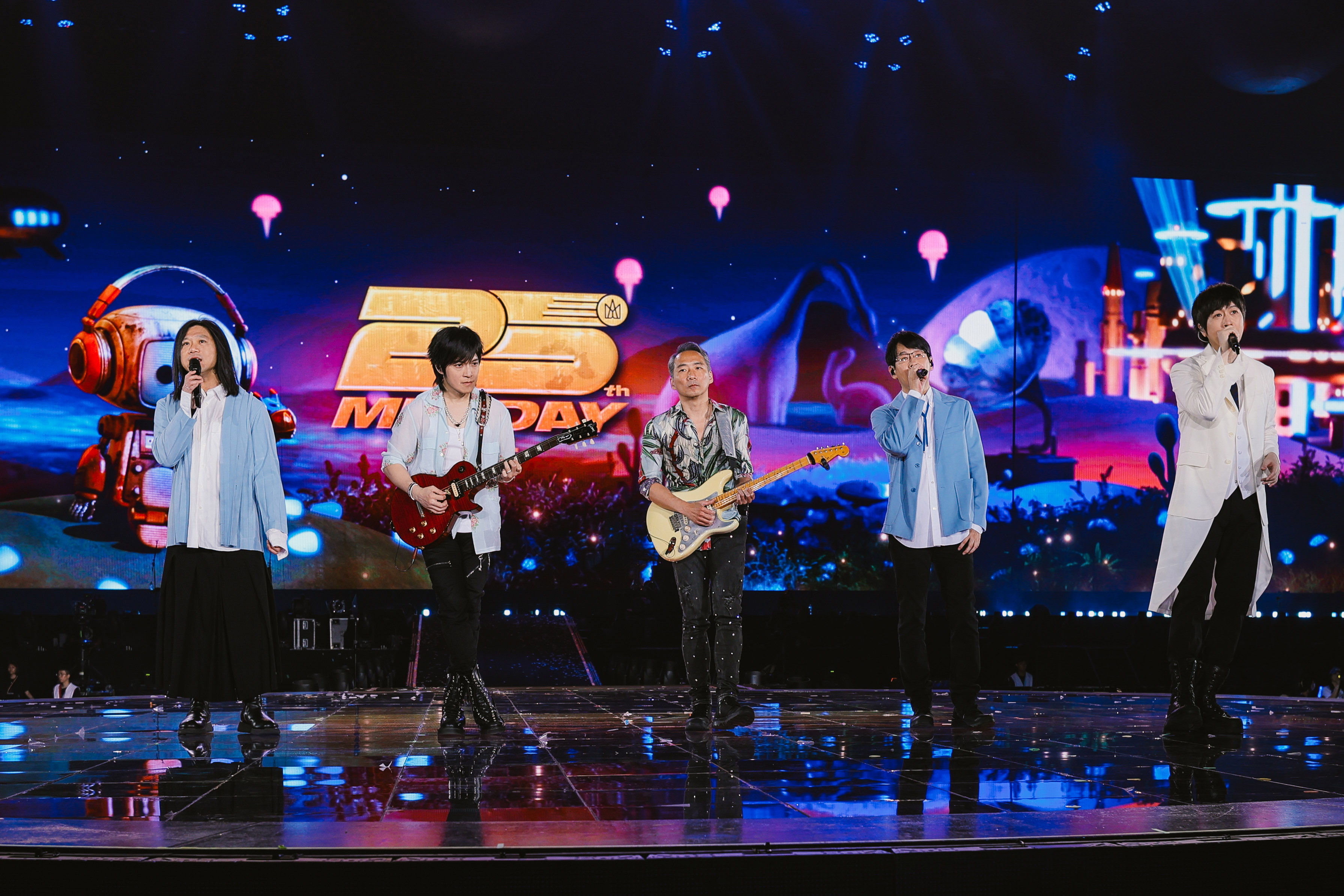 五月天「5525＋1《回到那一天》25週年巡迴演唱會」啟動「天外有天時光機」，帶歌迷穿越到2055年，想像80歲的五月天。（相信音樂提供）