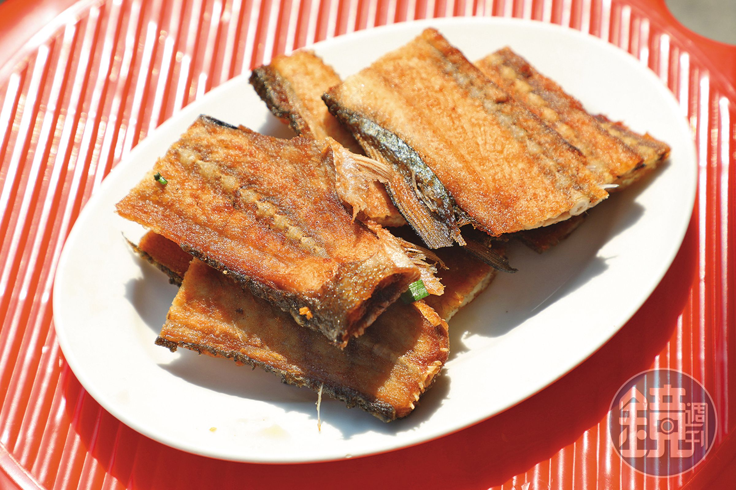 變廢為寶的「香煎魚背骨」乍看很像白帶魚，越吃越涮嘴。（60元／份）
