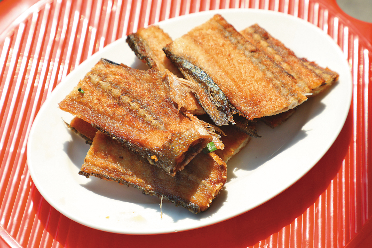 變廢為寶的「香煎魚背骨」乍看很像白帶魚，越吃越涮嘴。（60元／份）