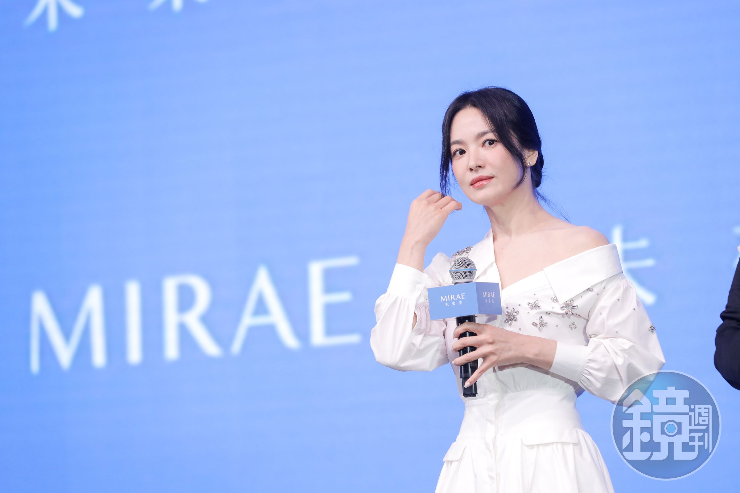 宋慧喬不斷整理臉蛋兩側的頭髮,讓她原本就很小的臉蛋顯得更小。