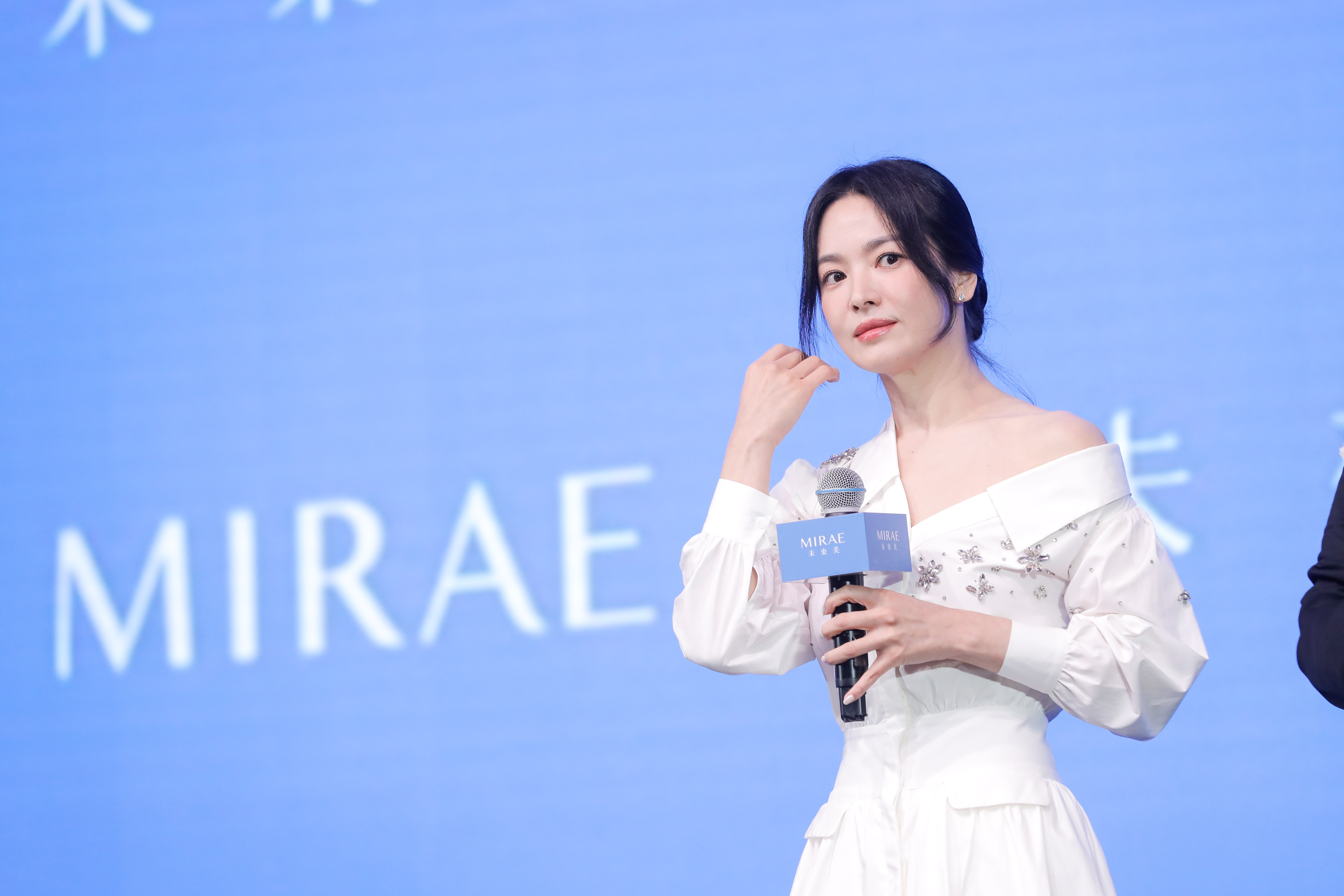 宋慧喬不斷整理臉蛋兩側的頭髮，讓她原本就很小的臉蛋顯得更小。