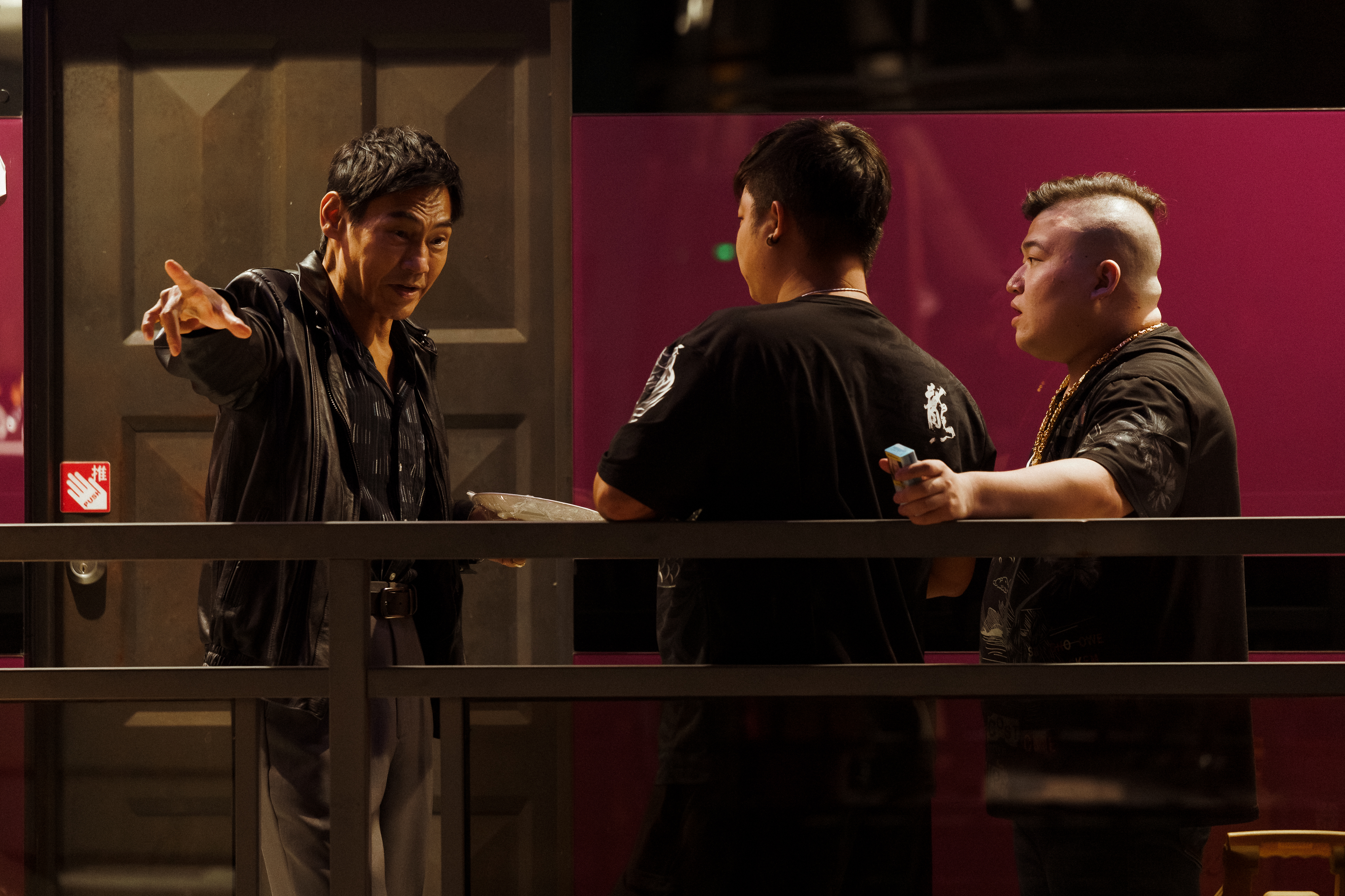 夏靖庭（左）在《恨女的逆襲》中飾演從事不法勾當的拳館老闆。（華映娛樂提供）
