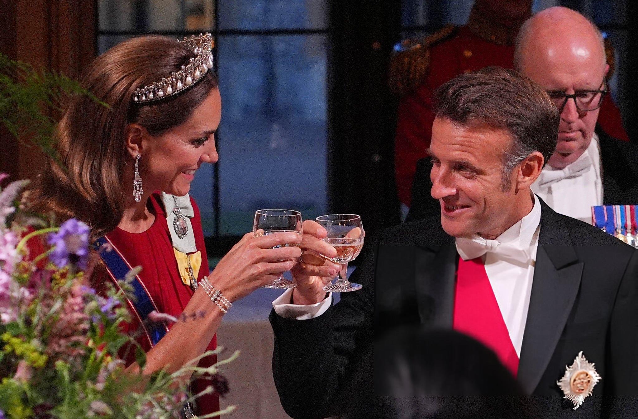 凱特王妃在國宴上坐在馬克宏旁邊。（翻攝X@isaguor）