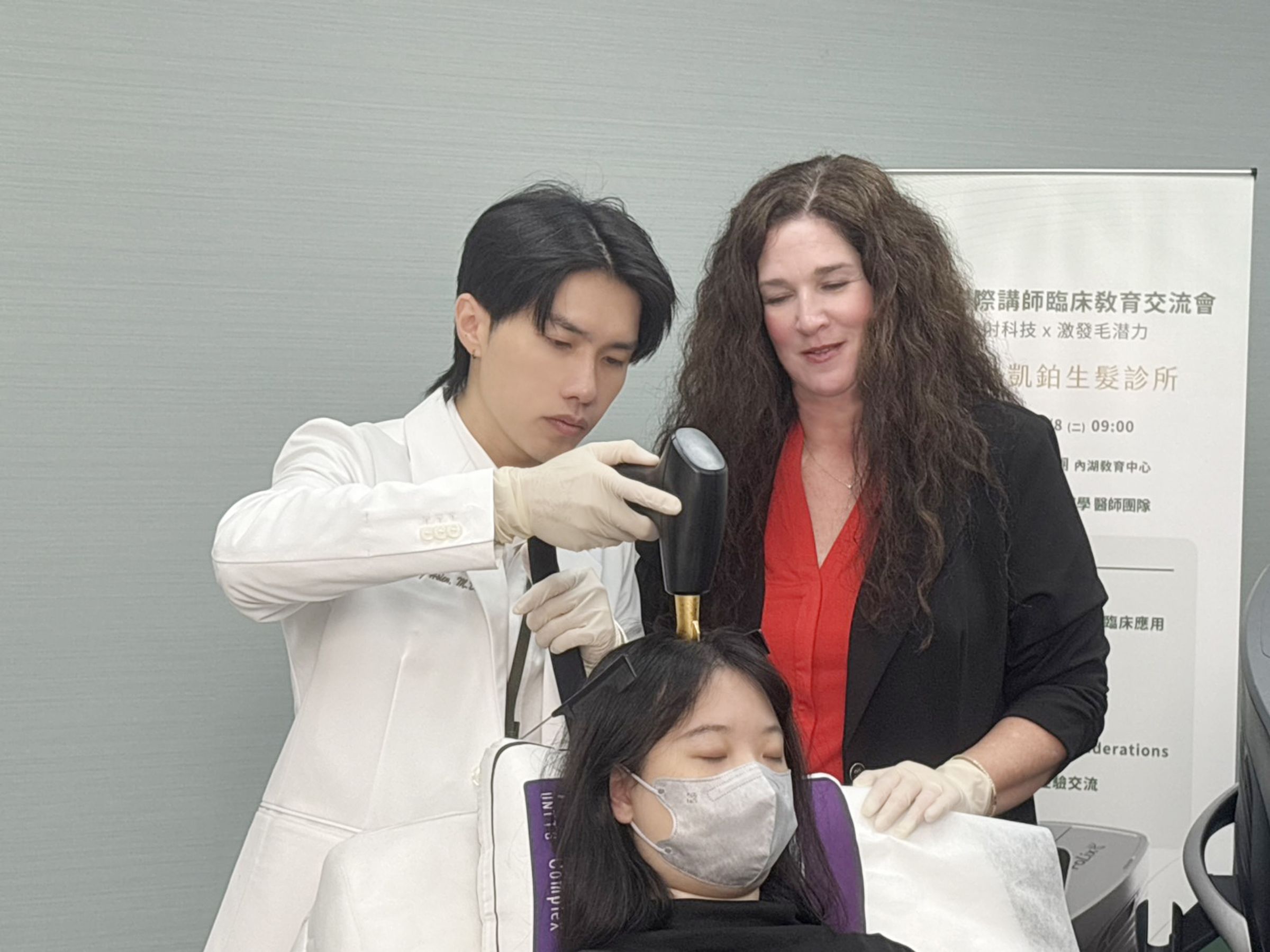 Lumenis原廠國際講師Keren Hayut與絲凱鉑醫師進行FoLix髮力現生髮雷射臨床操作交流，分享設備應用與治療規劃經驗。