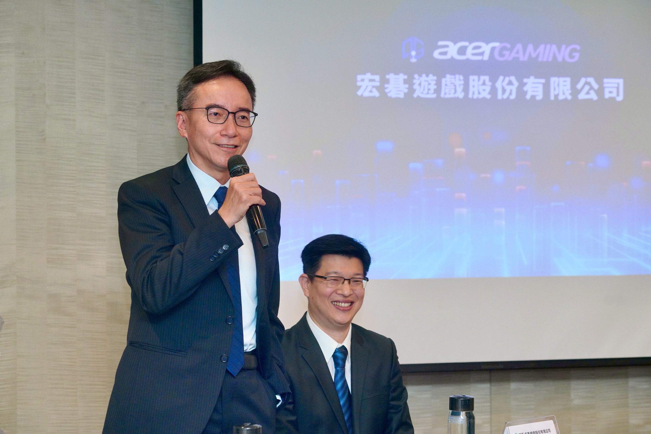 宏碁遊戲看好遊戲產業發展前景,並將在本月底登上創新版。左為董事長高樹國、右為總經理徐挺洋。