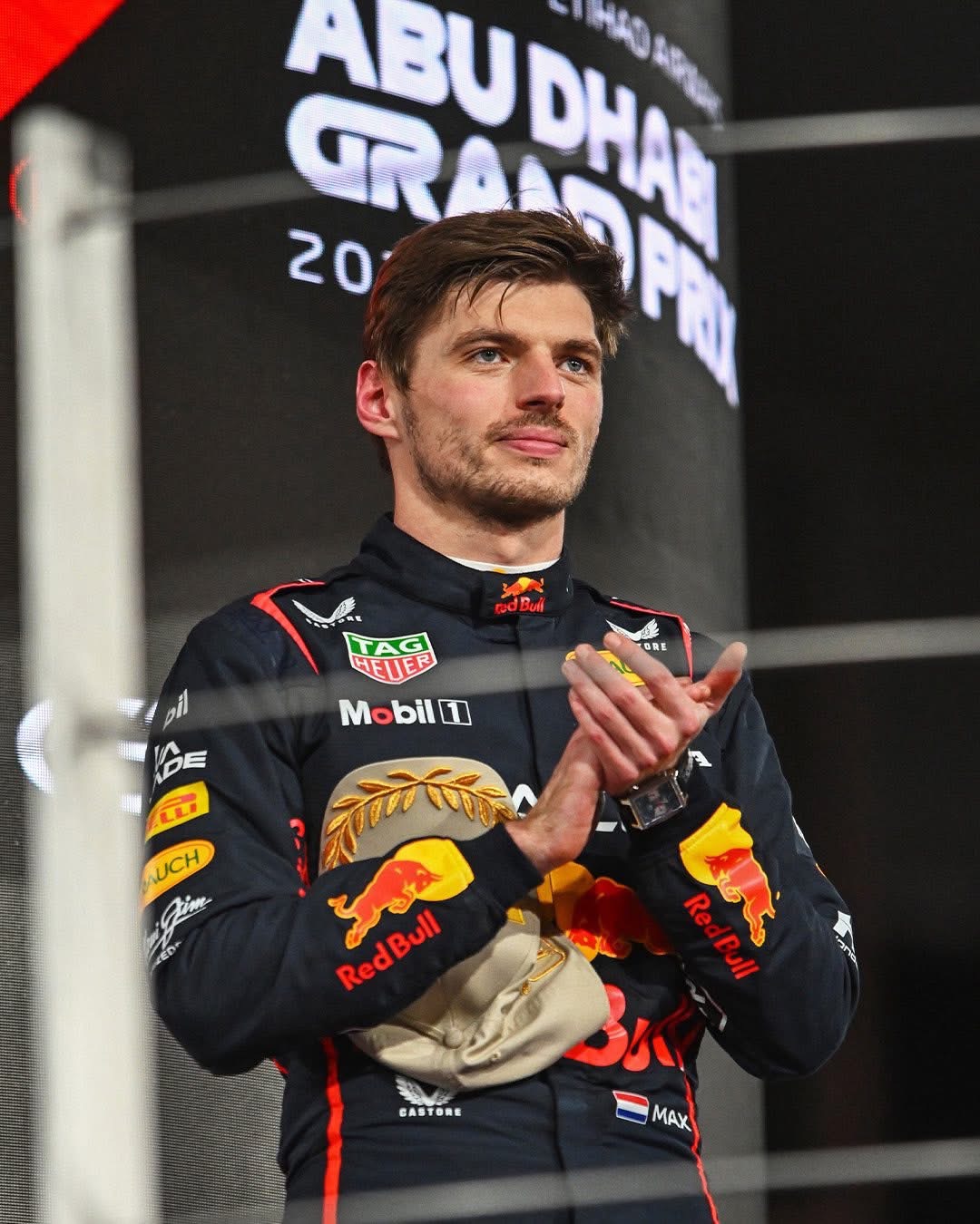 Max Verstappen佩戴 TAG Heuer Monaco 經典左冠計時腕錶出戰F1最終場阿布達比大獎賽勇奪冠軍。